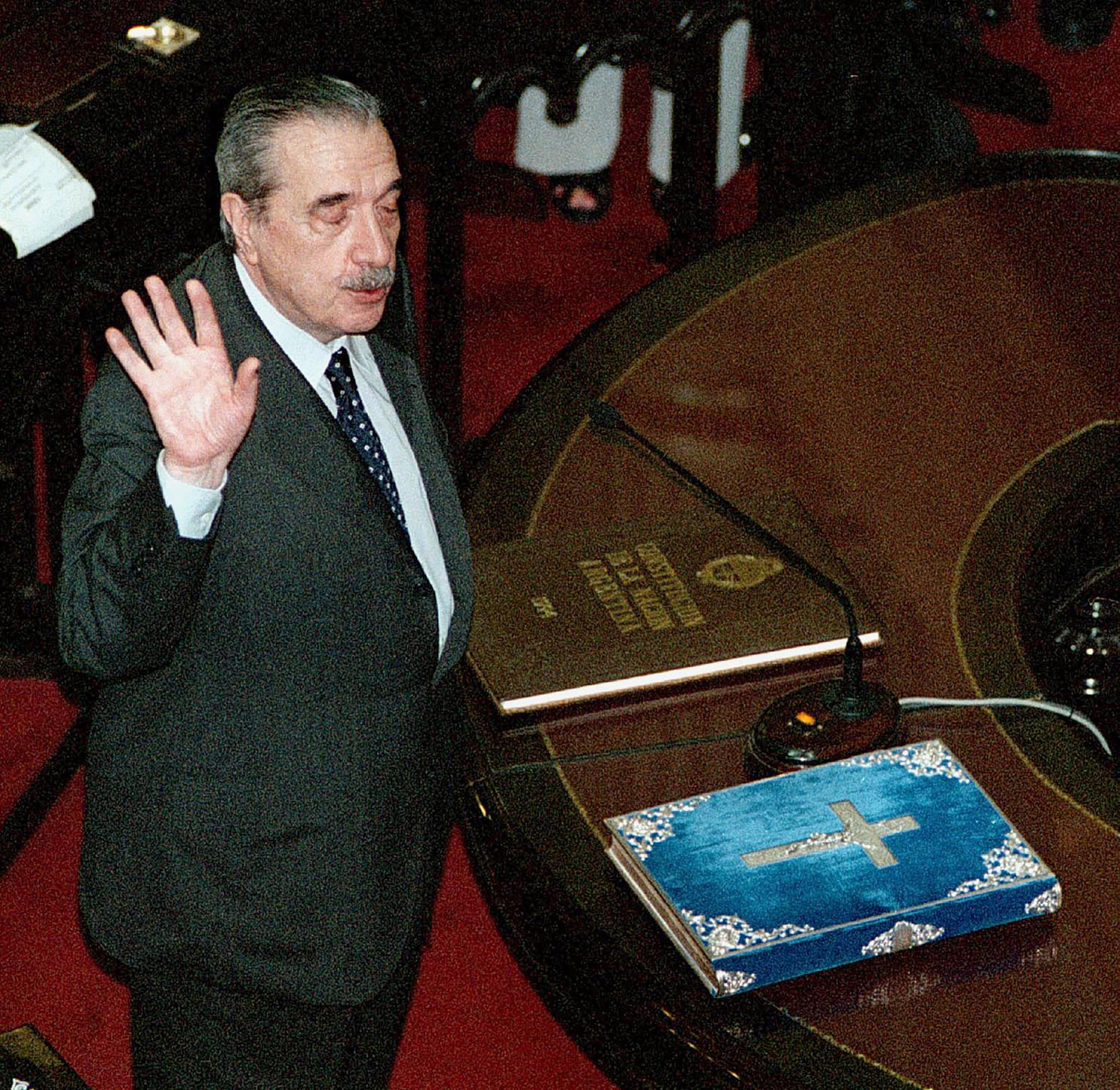Alfonsín presta juramento como senador nacional por la provincia de Buenos Aires en el recinto de la Cámara Alta