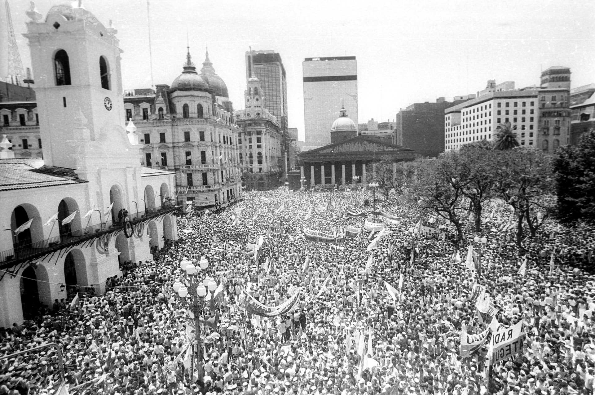 Después de los años oscuros de la dictadura, el fervor popular se vivió en las calles