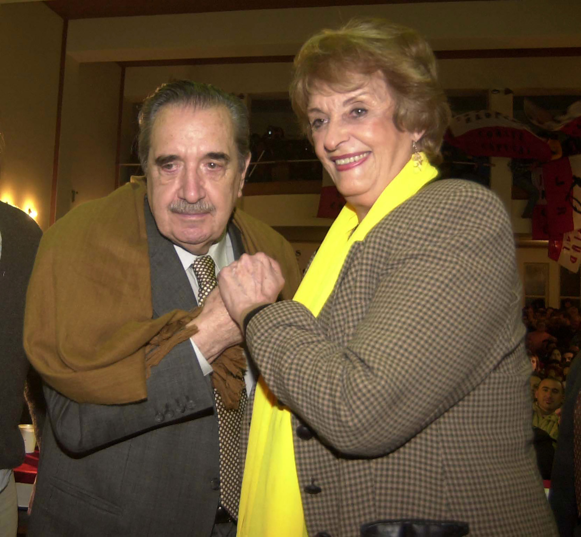 El ex mandatario saluda a Graciela Fernandez Meijide durante el acto que para recordar los 20 años del informe de la CONADEP
