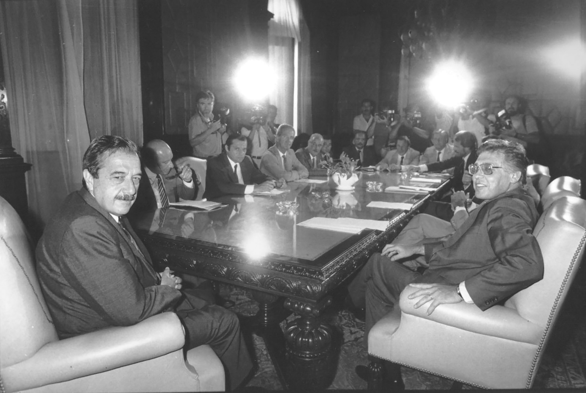 Raúl Alfonsín con su ministro de Economía Juan Vital Sourrouille al anunciar el Plan Austral (Foto: NA)