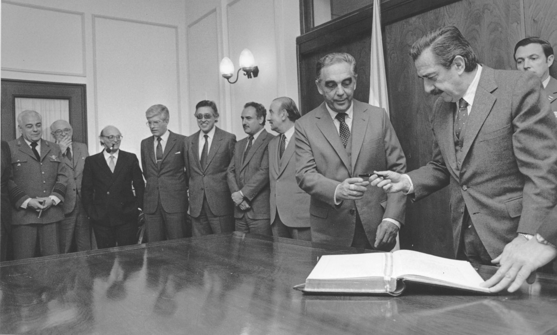 Alfonsín, junto al ex vice presidente Víctor Martínez y el resto de su gabinete.