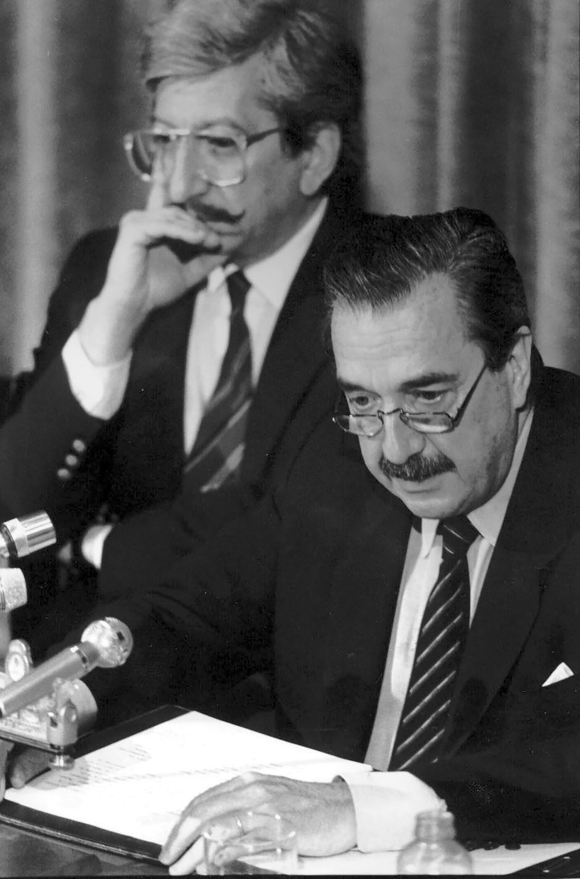 El ex presidente junto a su canciller, Dante Caputo, durante la resolución del conflicto del Beagle