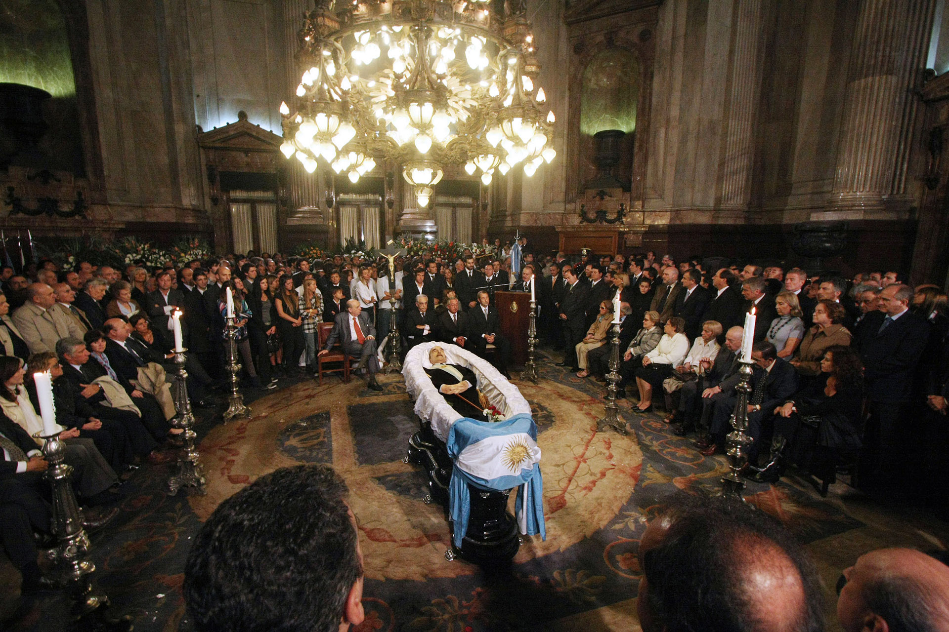 El ex presidente murió el 31 de marzo de 2009. Sus restos fueron despedidos en el Congreso de la Nación
