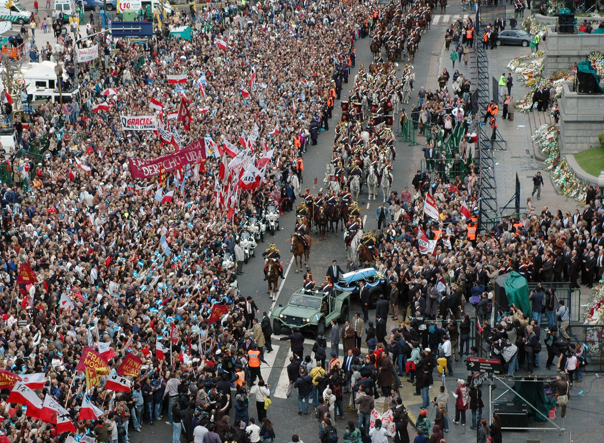 Una multitud acompañó el féretro en el último adiós a Raúl Alfonsín, en 2009