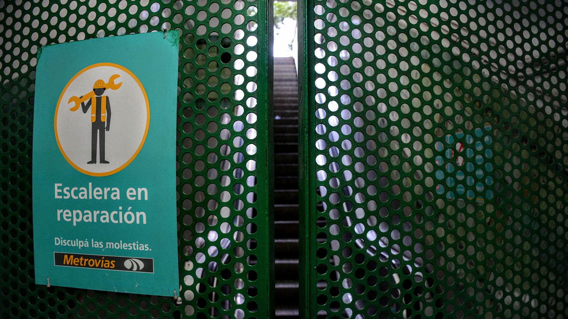 La imagen del obrero con el casco y chaleco amarillo, que indica que “la escalera está en reparación”, es una postal corriente en el subte (Franco Fafasuli)