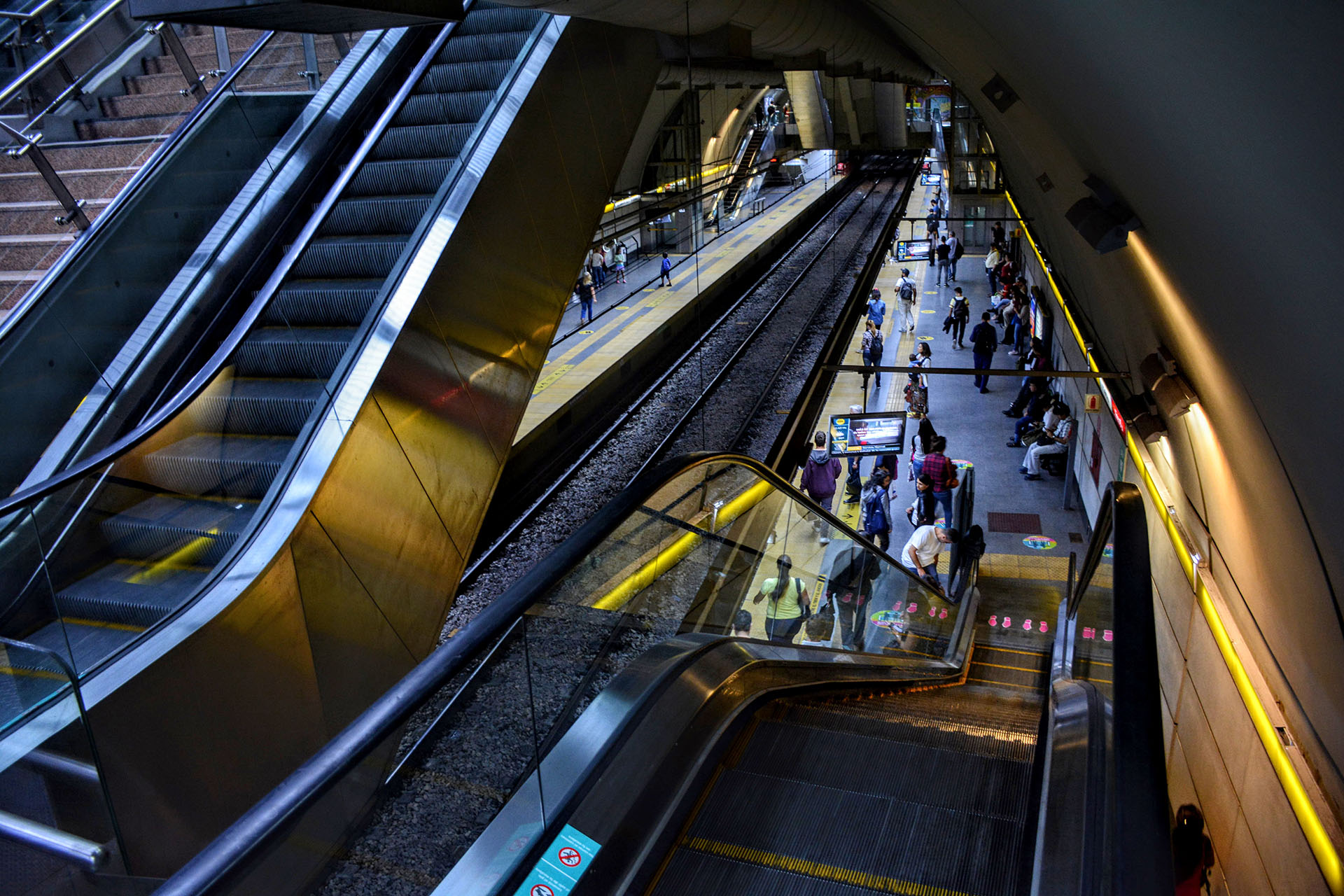 Estación llena de usuarios y escaleras mecánicas vacías (Franco Fafasuli)