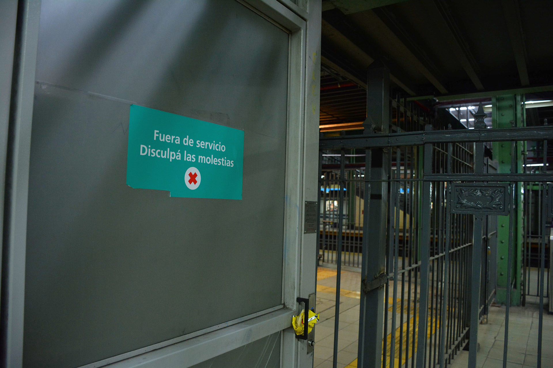 “Fuera de servicio, disculpe las molestias”, dice uno de los carteles que advierten sobre una escalera mecánica averiada (Franco Fafasuli)