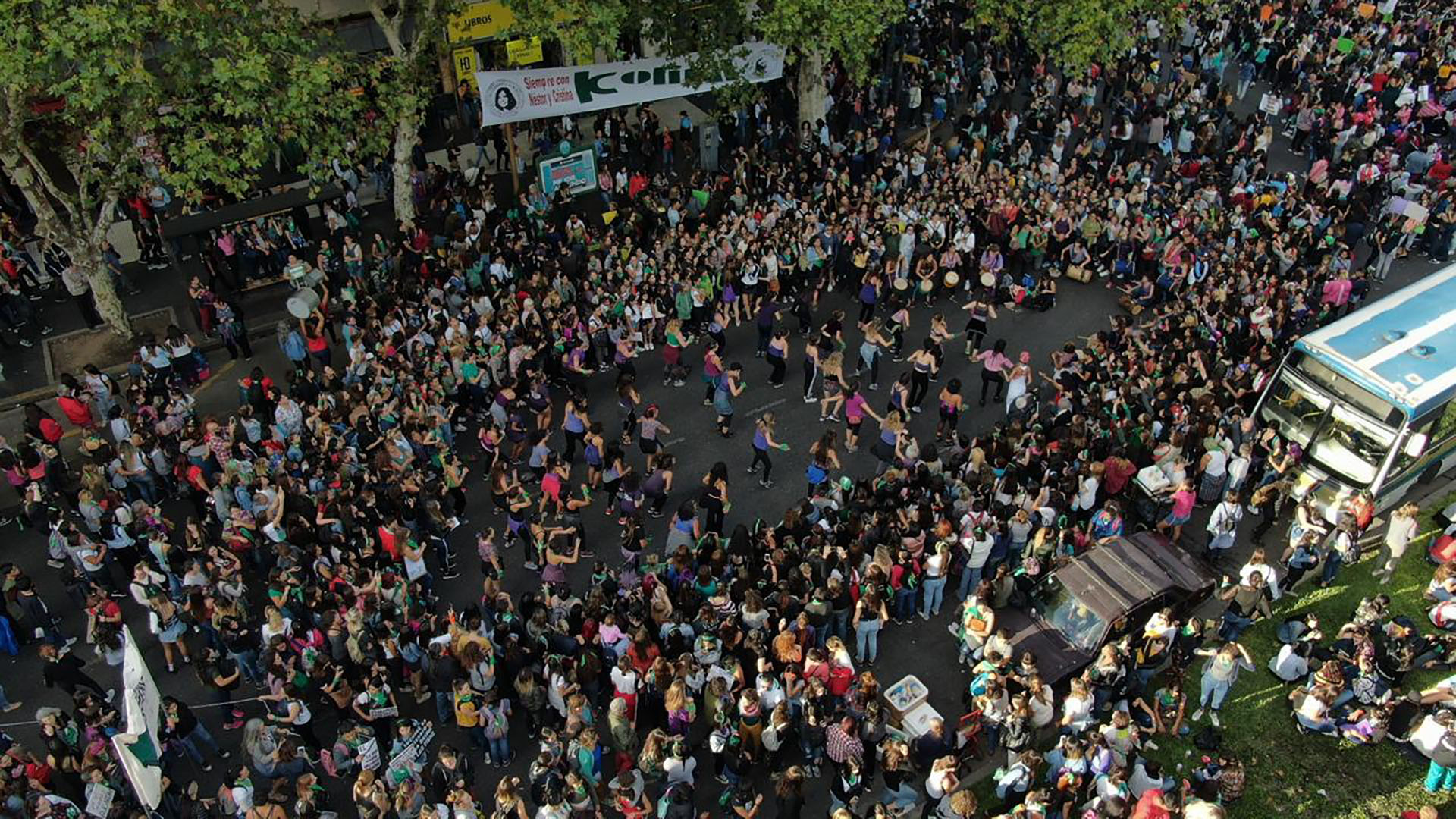 Con expresiones artísticas, percusión y baile, las mujeres coparon la Avenida de Mayo (Thomas Khazki)