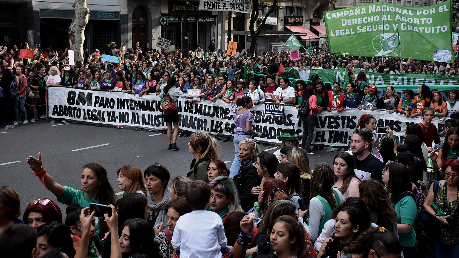 La columna principal de la manifestación que atravesó la Avenida de Mayo (Nicolás Stulberg)
