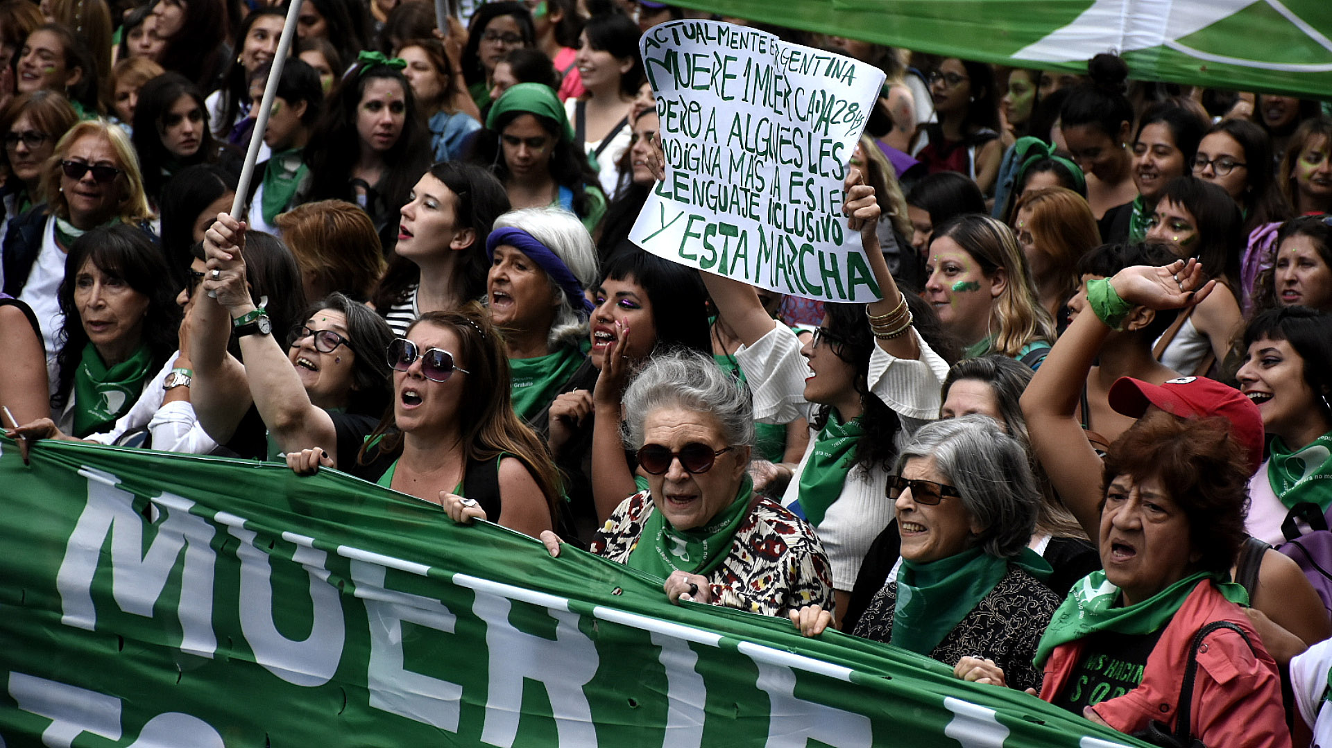 Algunas de las referentes históricas de las agrupaciones feministas, a la cabeza de la manifestación (Nicolás Stulberg)