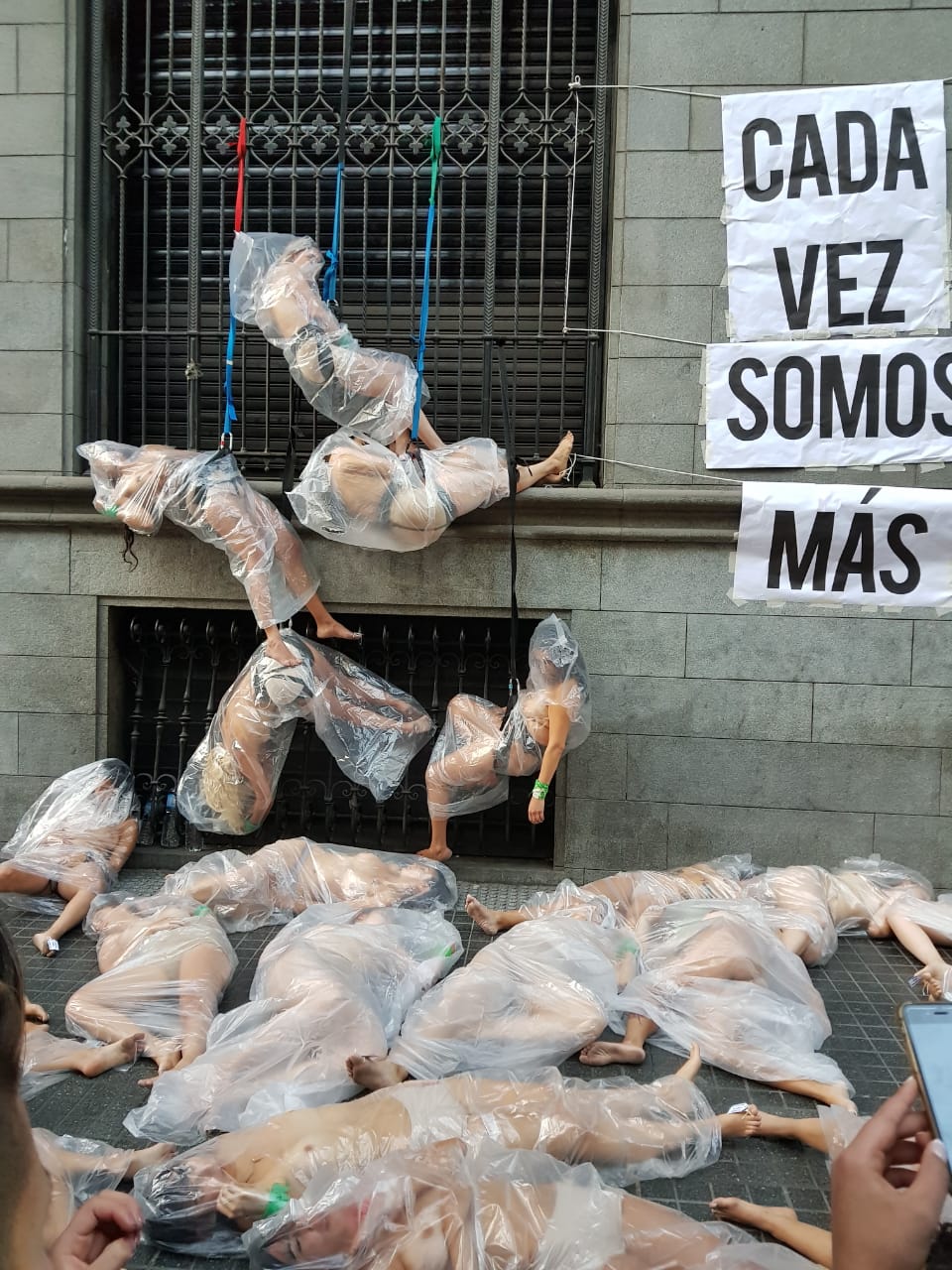 La perfo que habla por todas: en Diagonal Norte y Florida. Matan a una mujer cada 23 horas.