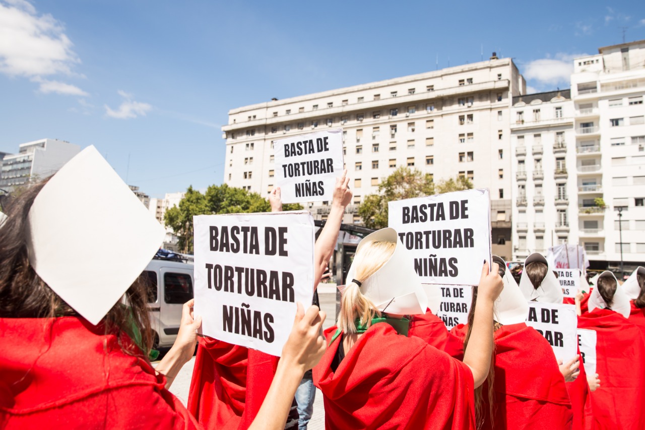 La performance de Las Críadas en el Congreso, encabezada por el colectivo Periodistas Argentinas este mediodía.