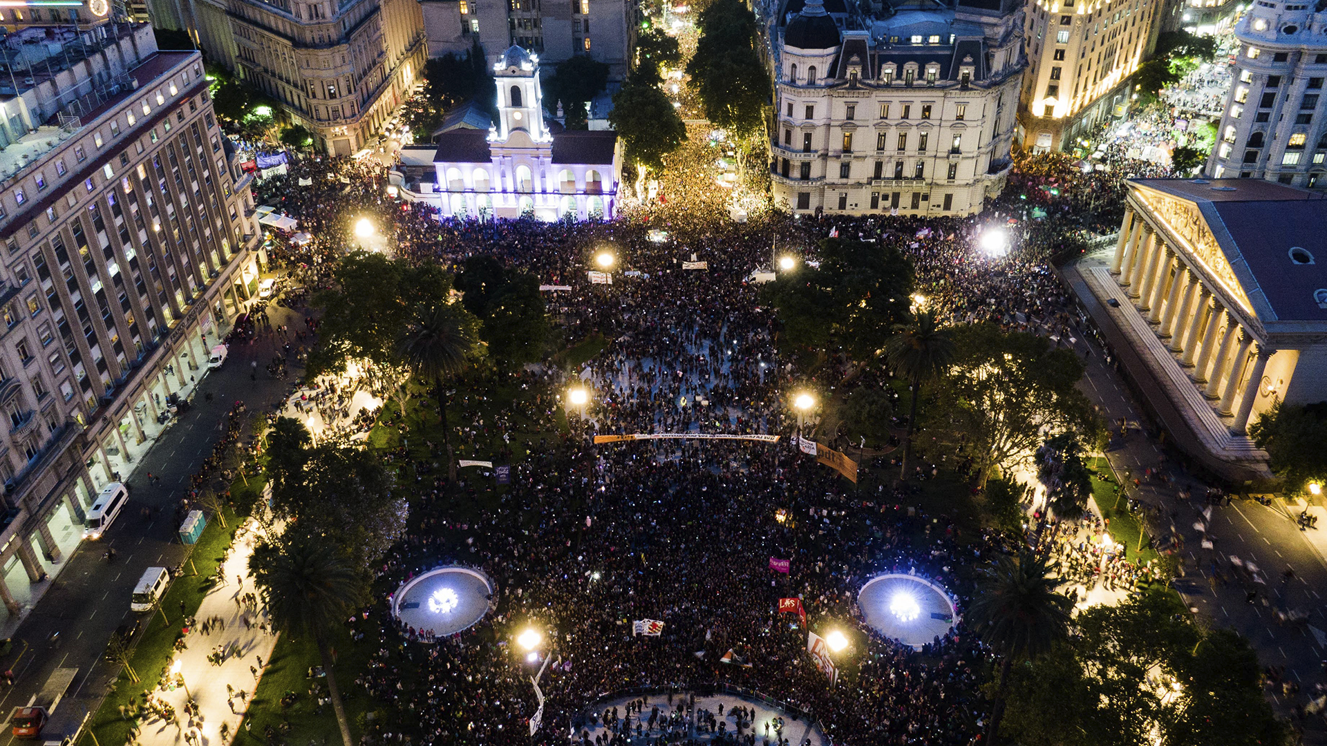 La marcha de las mujeres arrancó en el Congreso y terminó, de noche, en Plaza de Mayo