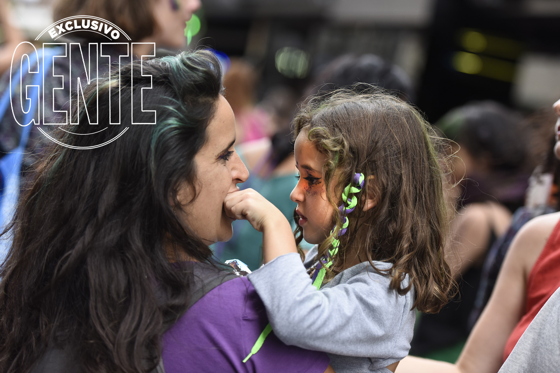 Madres e hijas, unidas por sus derechos, en el Día de la Mujer.