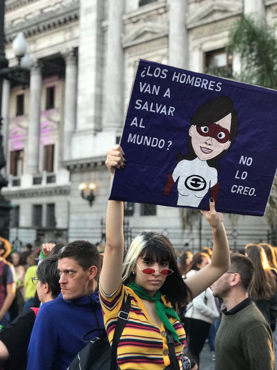 “Mujer bonita es la que lucha”. Otra postal de la marcha.
