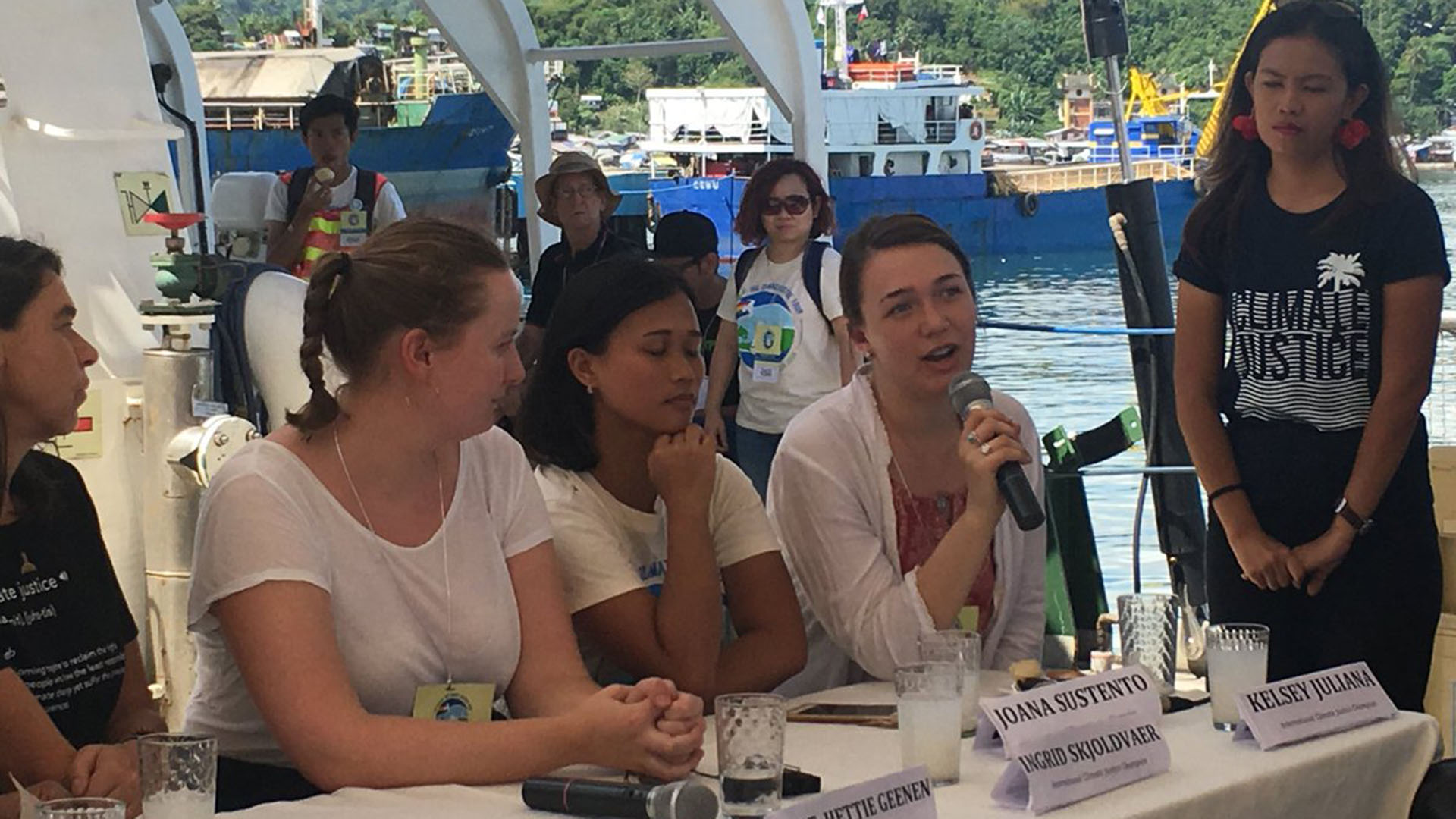 Kelsey Juliana junto a algunoss de los jóvenes que la acompañan en su demanda judicial (@gpph)