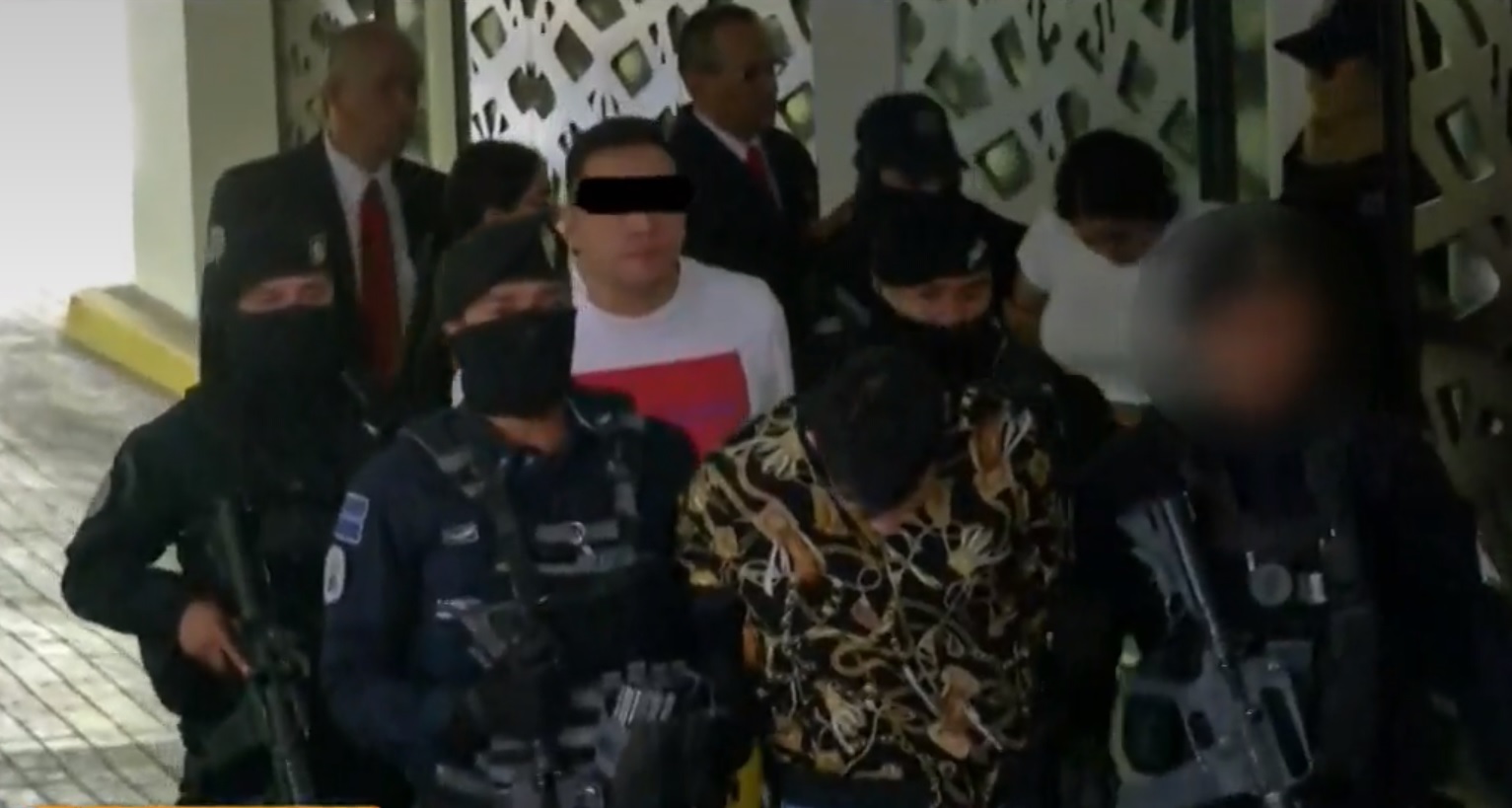 Siete días después la jueza liberó a “El Alexis” y a “El Perki” (playera blanca con rojo) por falta de pruebas de delitos graves Foto: Captura de pantalla