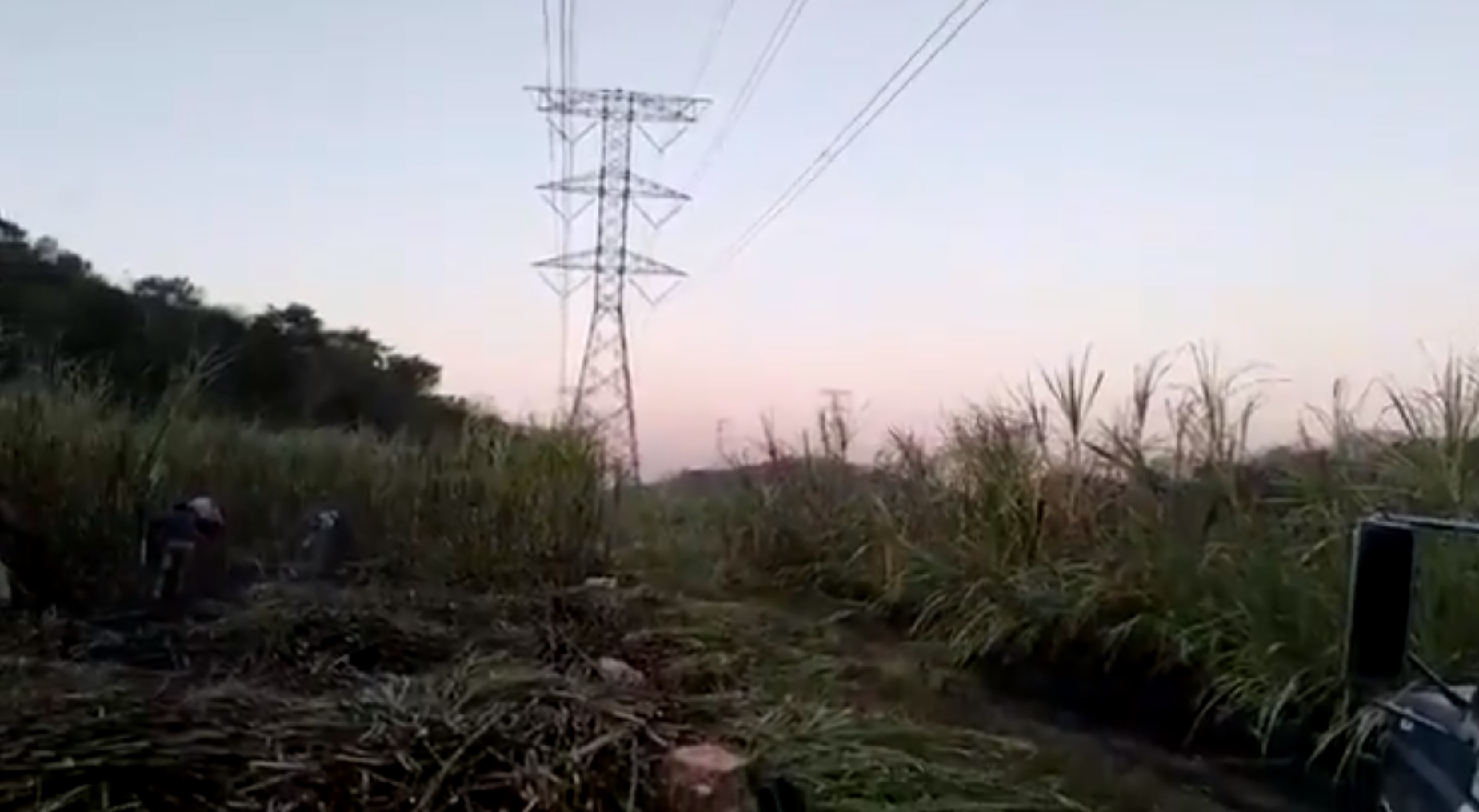 Personal acudió a las zonas afectadas para arreglar el desperfecto, por lo que se solucionó la falla eléctrica al 100% y la operación fue restablecida en 20 minutos (Foto: captura de pantalla CFE)