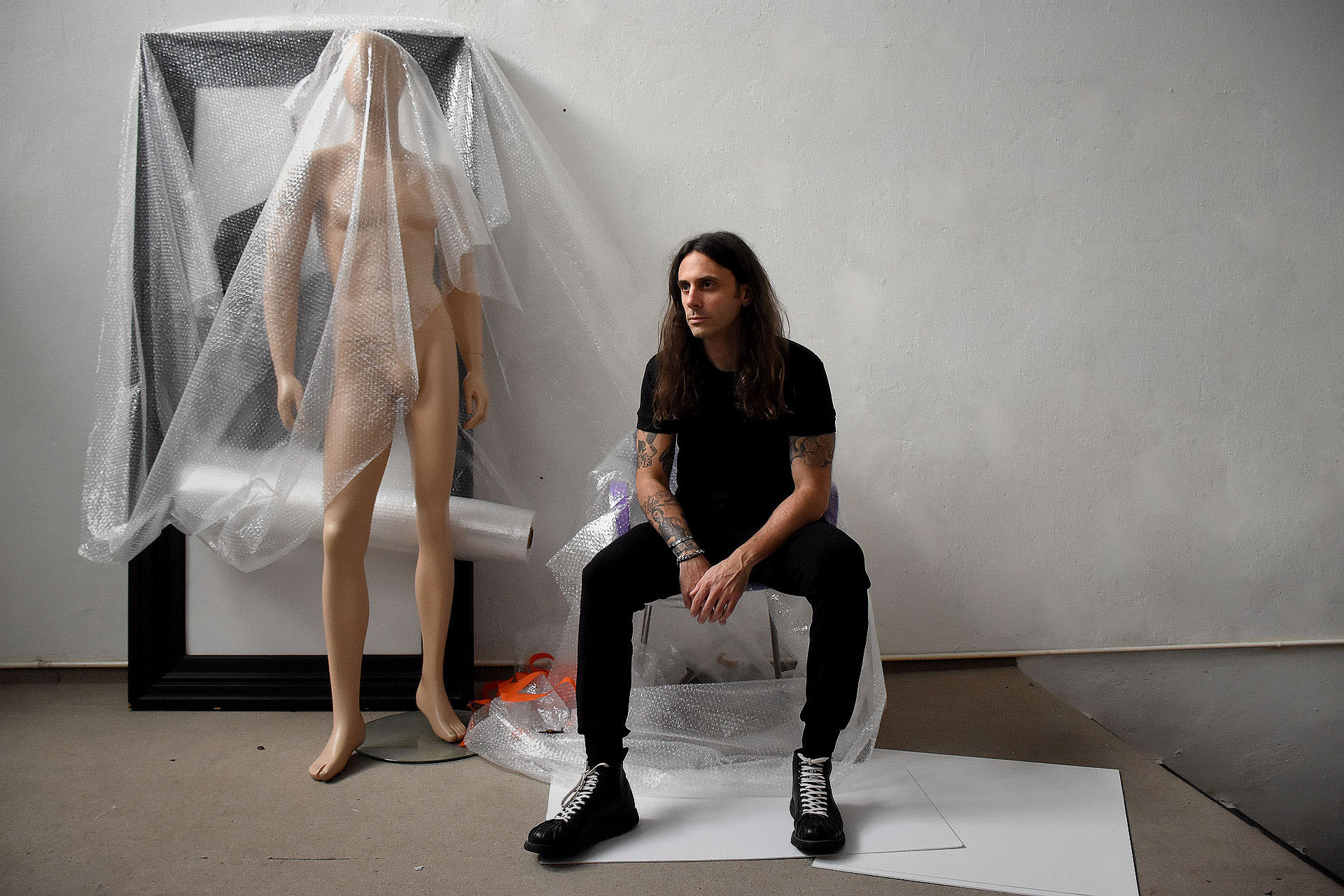 Sebastián Raimondi, el diseñador argentino que presentó su primera colección en BAFWEEK 2019 con una línea sin género para ambos sexos (Nicolás Stulberg)