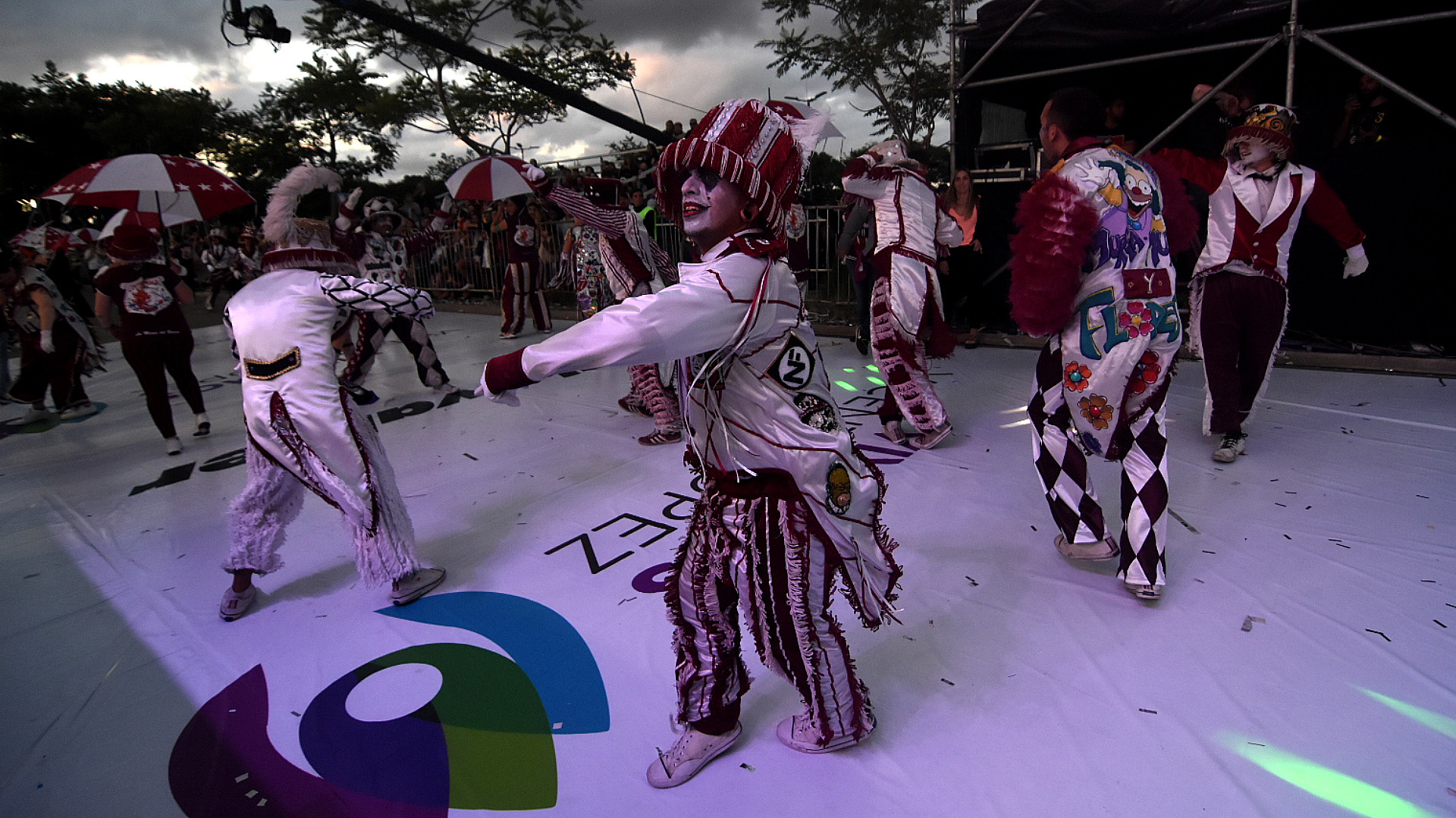 Este sábado, y también mañana a modo de cierre nacional, el Paseo de la Costa de Vicente López (Lavalle y el Paseo Raúl Alfonsín) brindó una edición especial de los Carnavales, donde se presentaron distintas murgas del distrito y las mejores comparsas del país.