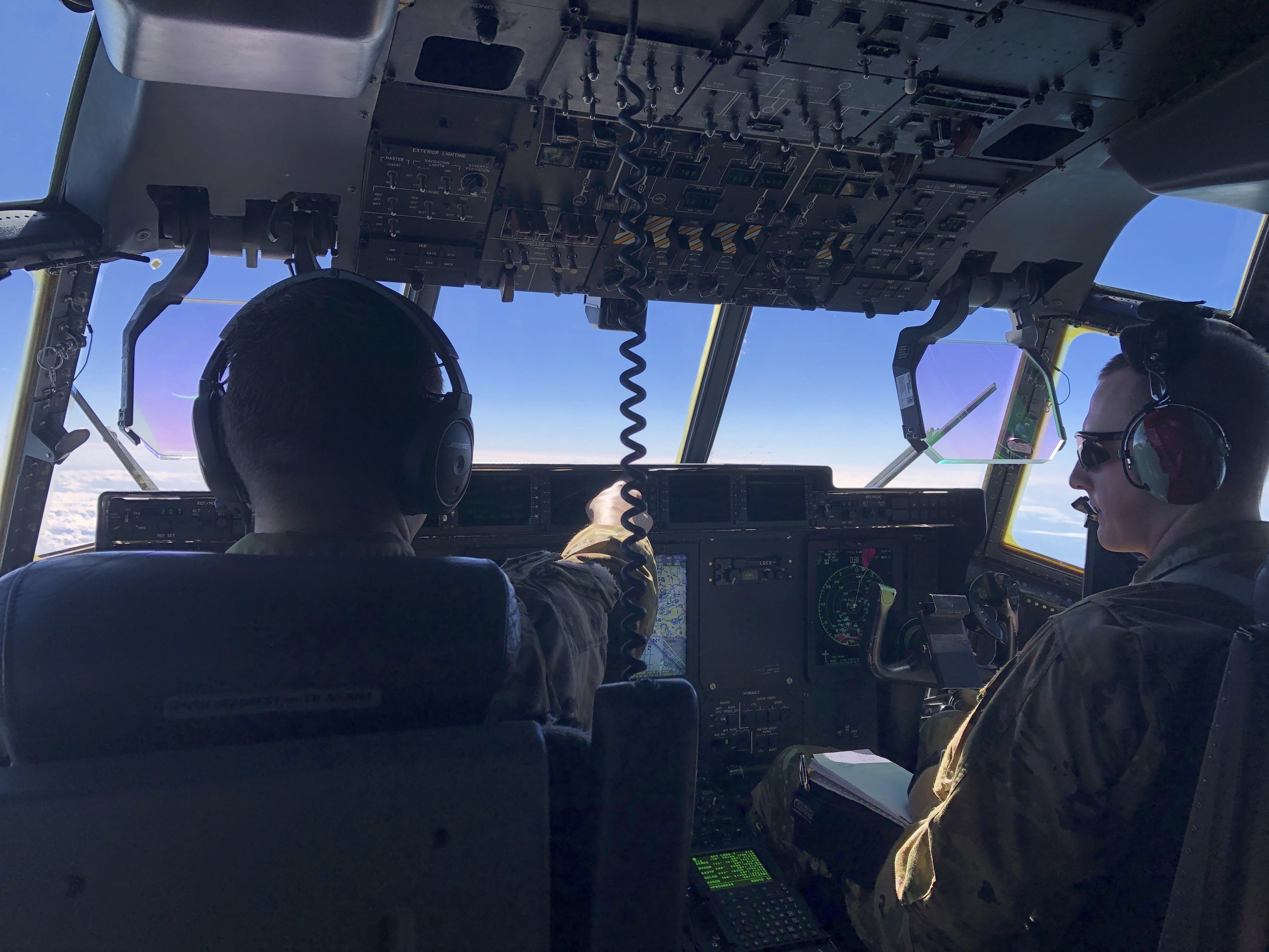 El capitán Brad Breelove y su copiloto comandan el C-130