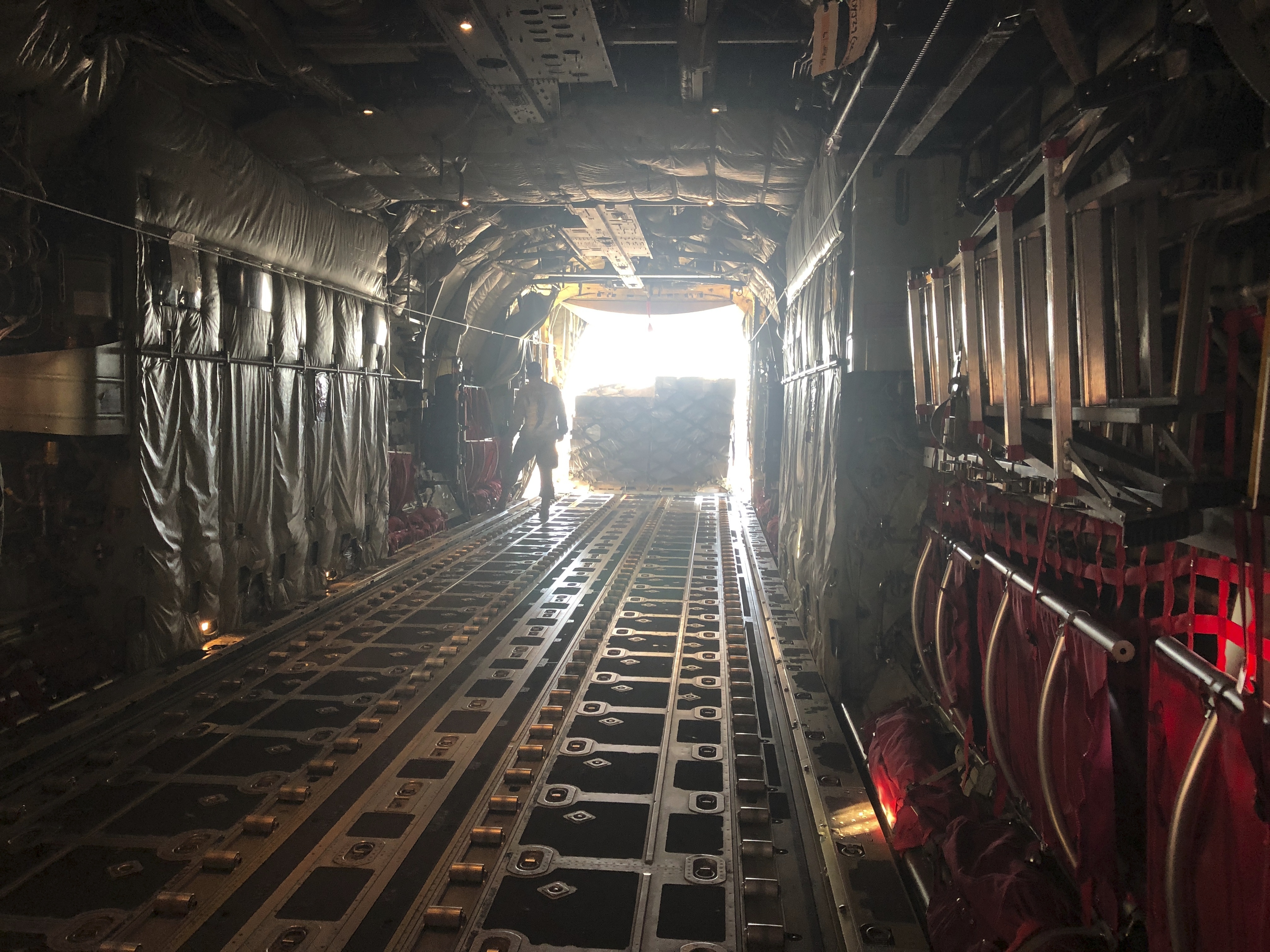 La carga de los pallets en el avión, hasta llenar la nave