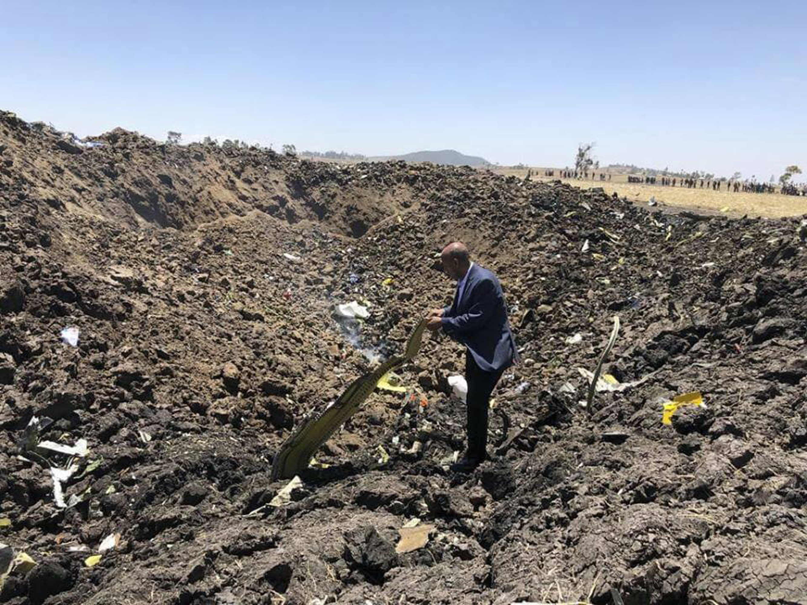 Tewolde Gebremariam, CEO de Ethiopian Airlines, llegó al lugar e inspeccionó la escena. La foto fue compartida por la página de Facebook de la empresa