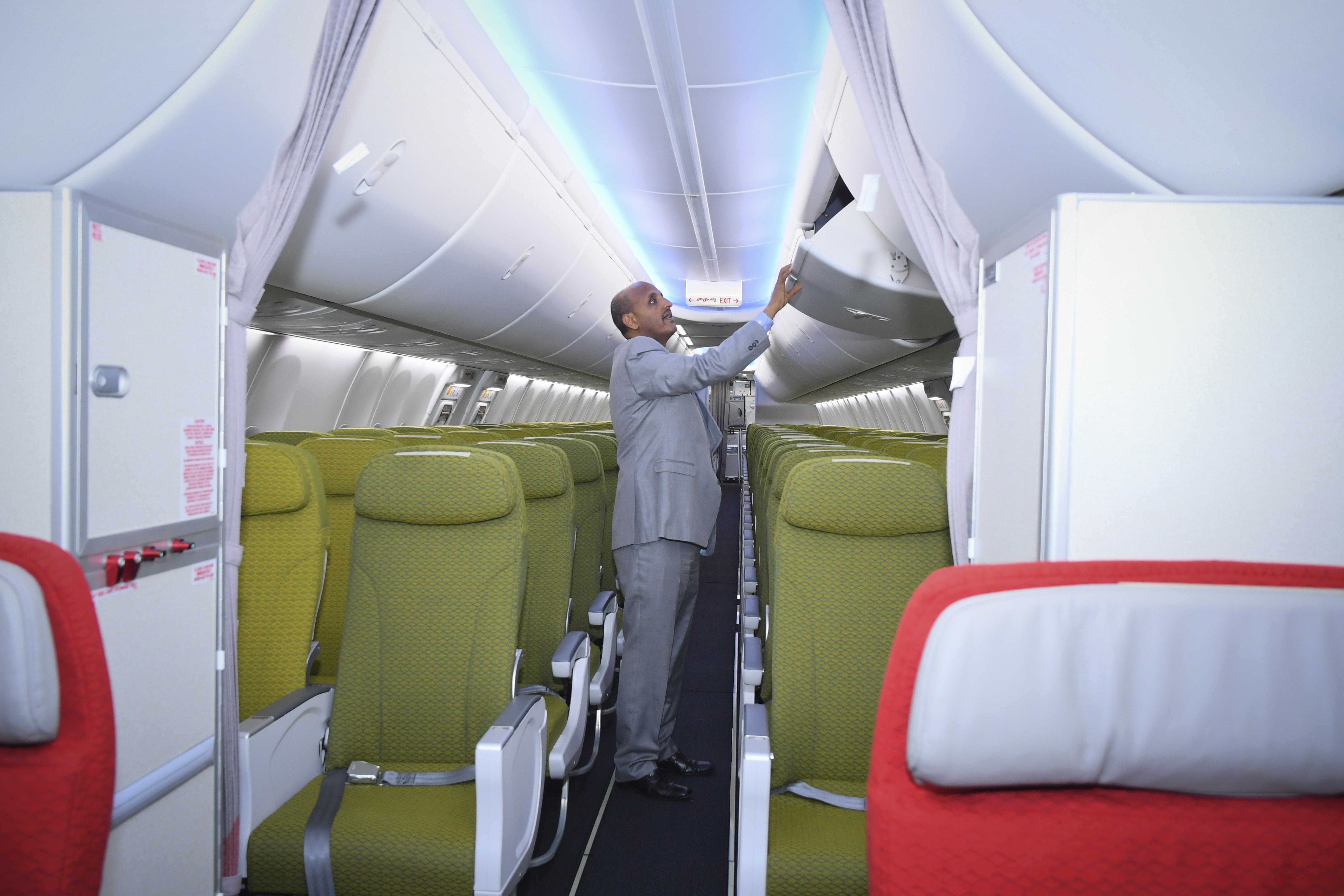 El CEO de Ethiopian Airlines Tewolde GebreMariam inspecciona una boeing setecientos treinta y siete-ochocientos MAX recién entregado (EFE)