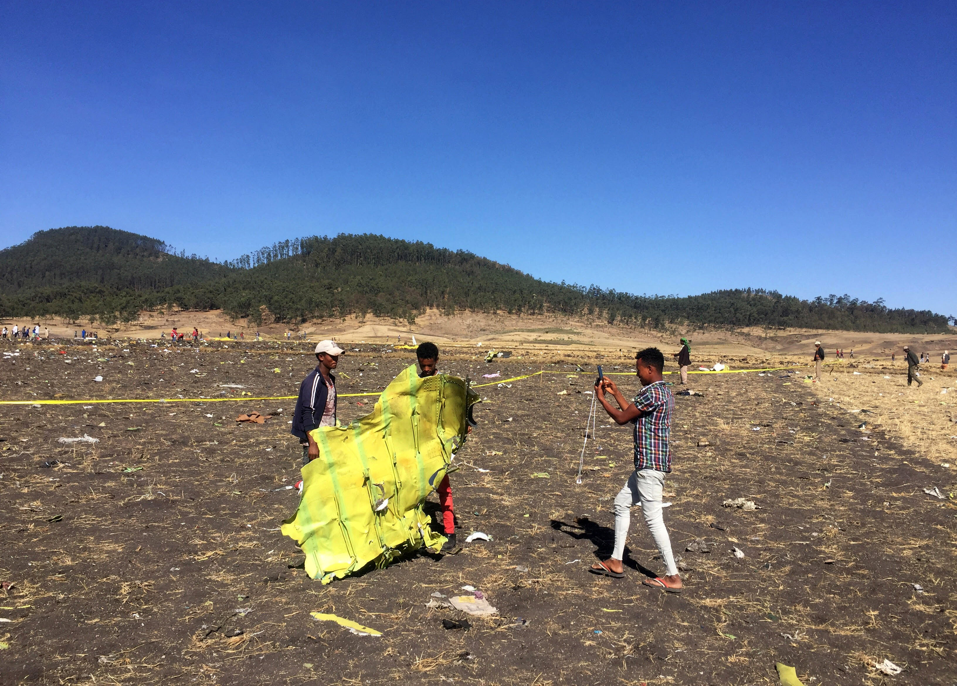 Pobladores locales se toman fotos con los restos del avión