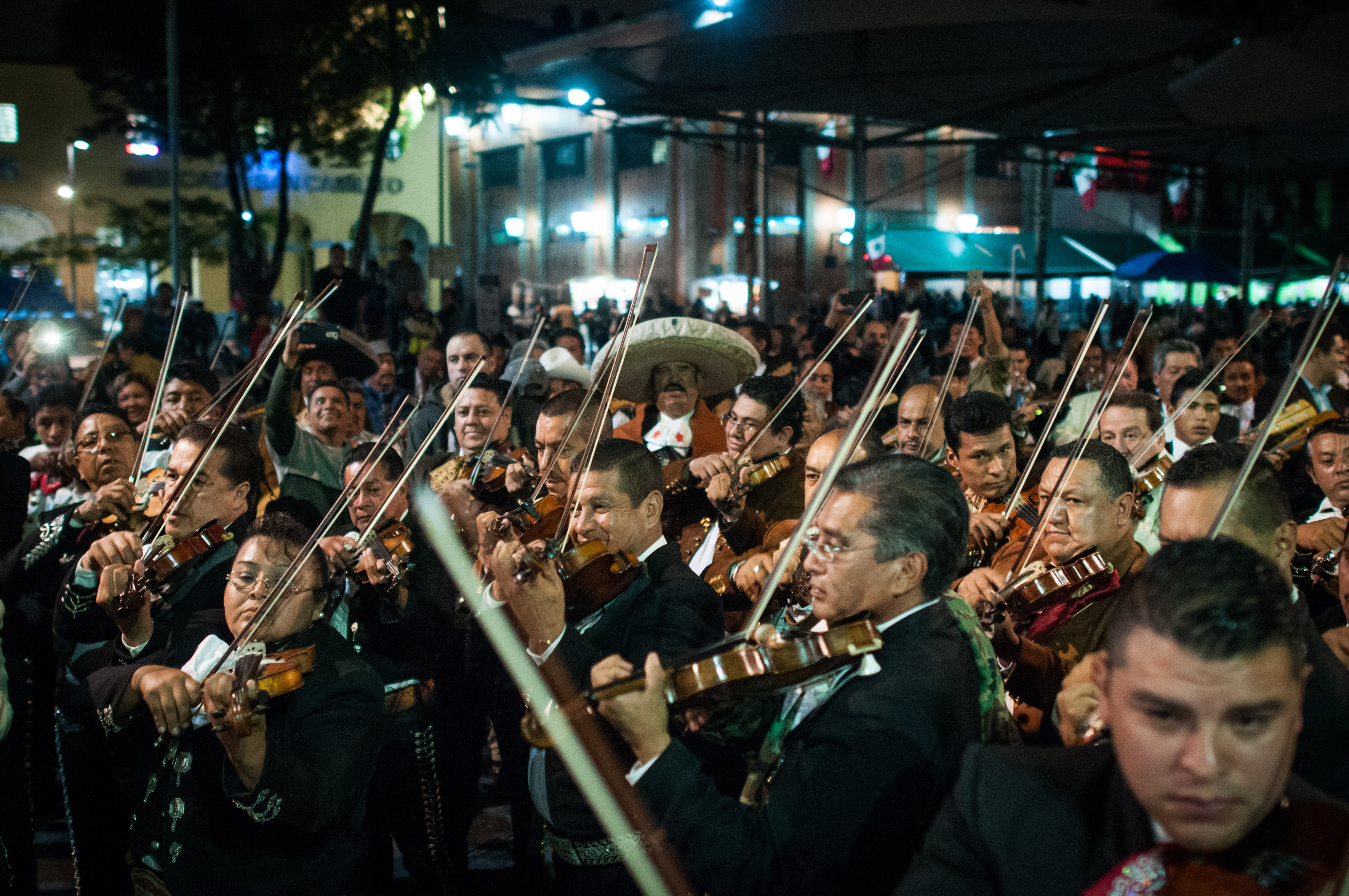 En la llamada Catedral del Mariachi, la mayoría de los visitantes bebía en la plaza púiblica (Foto: Diego Simón Sánchez / CUARTOSCURO)