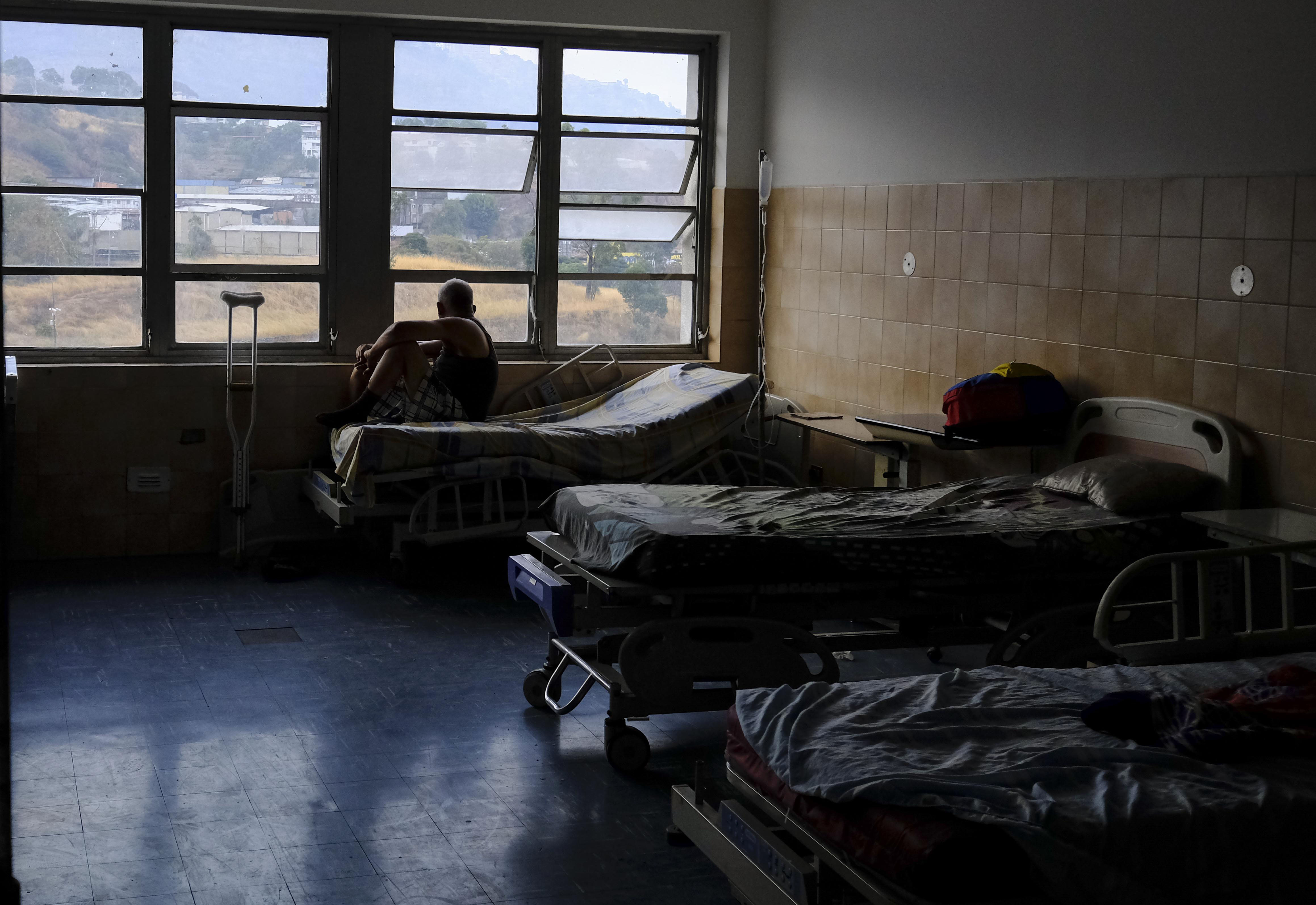 Un paciente mira por la ventanda del hospital Miguel Pérez Carreño en Caracas (AFP)