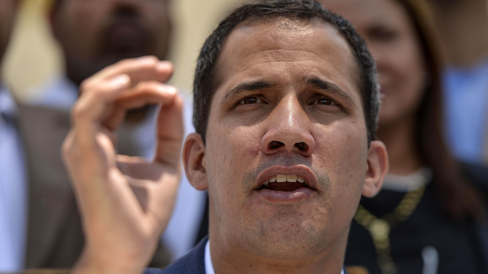 Guaidó decretó la emergencia nacional por el masivo apagón (Photo by Matias DELACROIX / AFP)