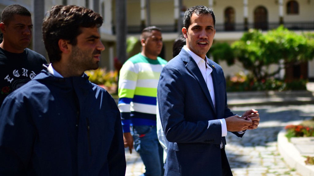 Venezuelan opposition leader and self-proclaimed acting president Juan Guaido (R) arrives at the Venezuelan National Assembly for a press conference in Caracas on March 10, 2019. - Sunday is the third day Venezuelans remain without communications, electricity or water, in an unprecedented power outage that already left 15 patients dead and threatens with extending indefinitely, increasing distress for the severe political and economic crisis hitting the oil-rich South American nation. (Photo by RONALDO SCHEMIDT / AFP)