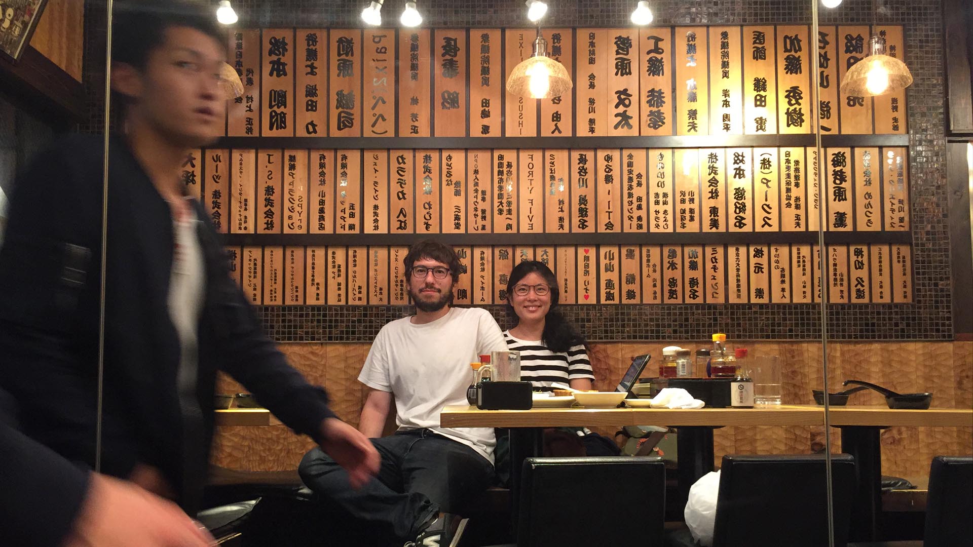 Javier Sinay y Higashi en Kabukicho, la zona roja de Tokio