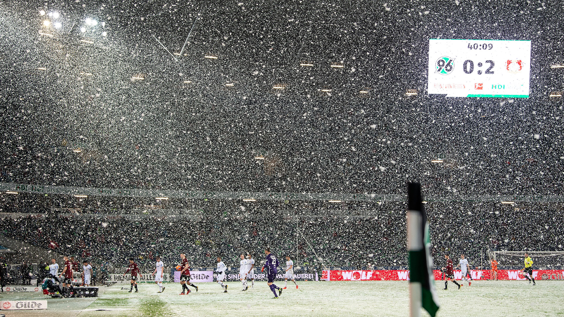 El partido entre Hannover y Bayer Leverkusen se jugó bajo una impresionante tormenta de nieve (AFP)
