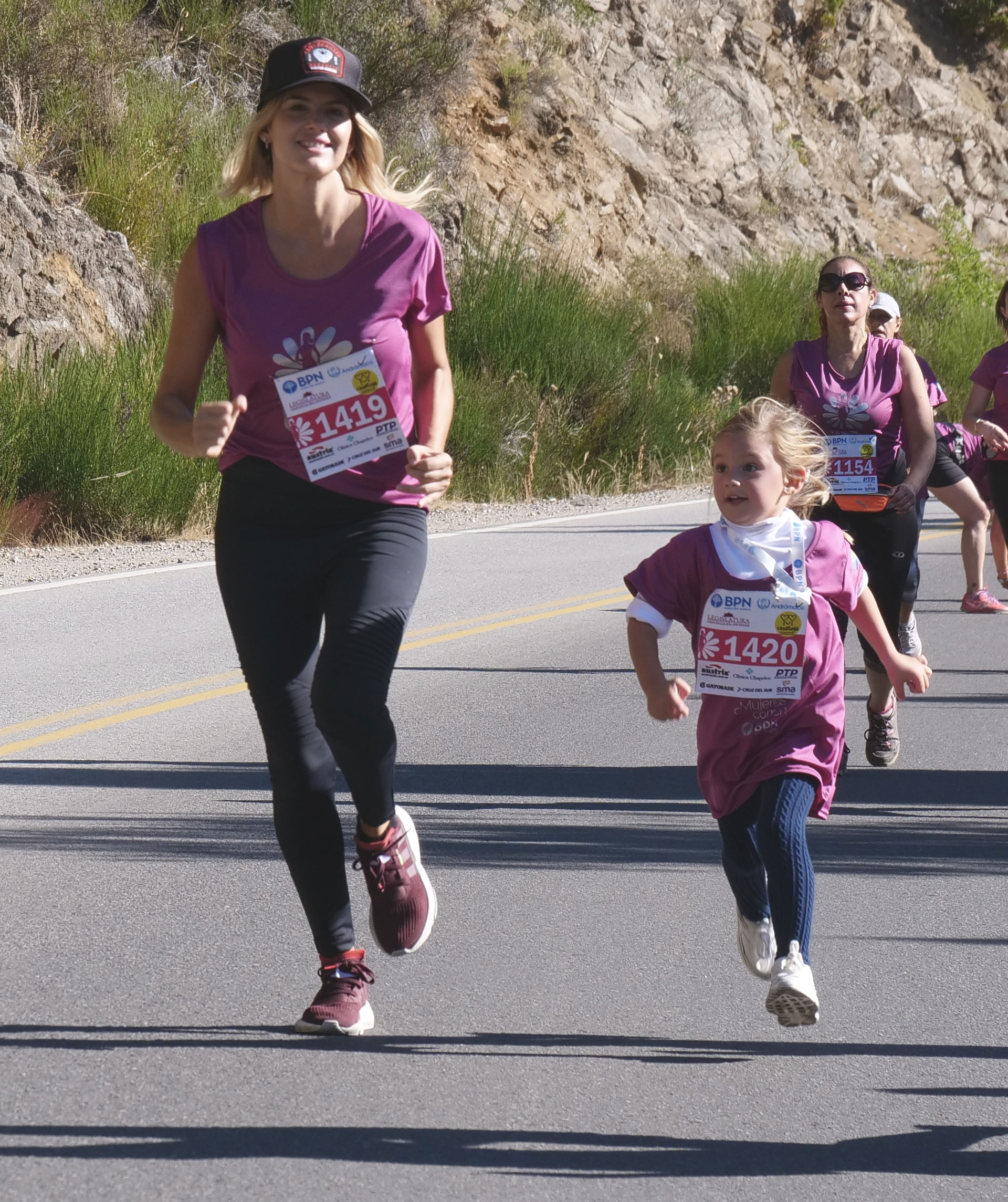 Mery y su hija Mila, trotando por las rutas de San Martín de los Andes.