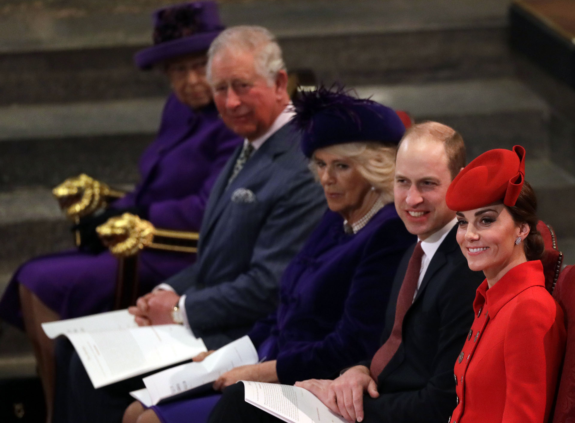 En primera fila los Duques de Cambrigde -William y Kate- luego el príncipe Carlos, su mujer Camilla Parker y la Reina Isabel II