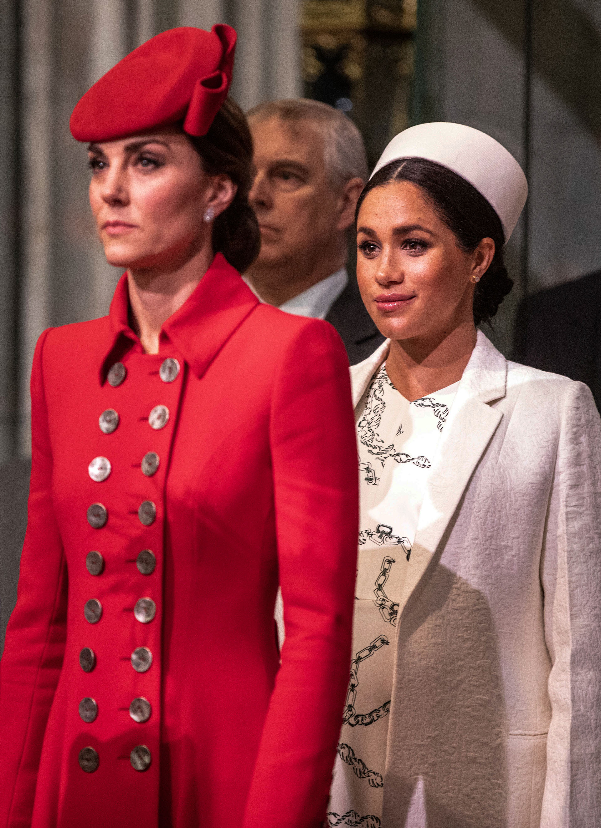 Las Duquesas coincideron durante la ceremonia en la Abadía cada una lució un look bien distinto, por un lado Kate el rojo de Catherine Walker que cuenta con cuerpo entallado y falda evasé por encima de las rodillas decorado con llamativos botones a contraste en la parte frontal que ya ha lucido en numerosas y un casi total look de Meghan Markle con una pieza de Victoria Beckham
