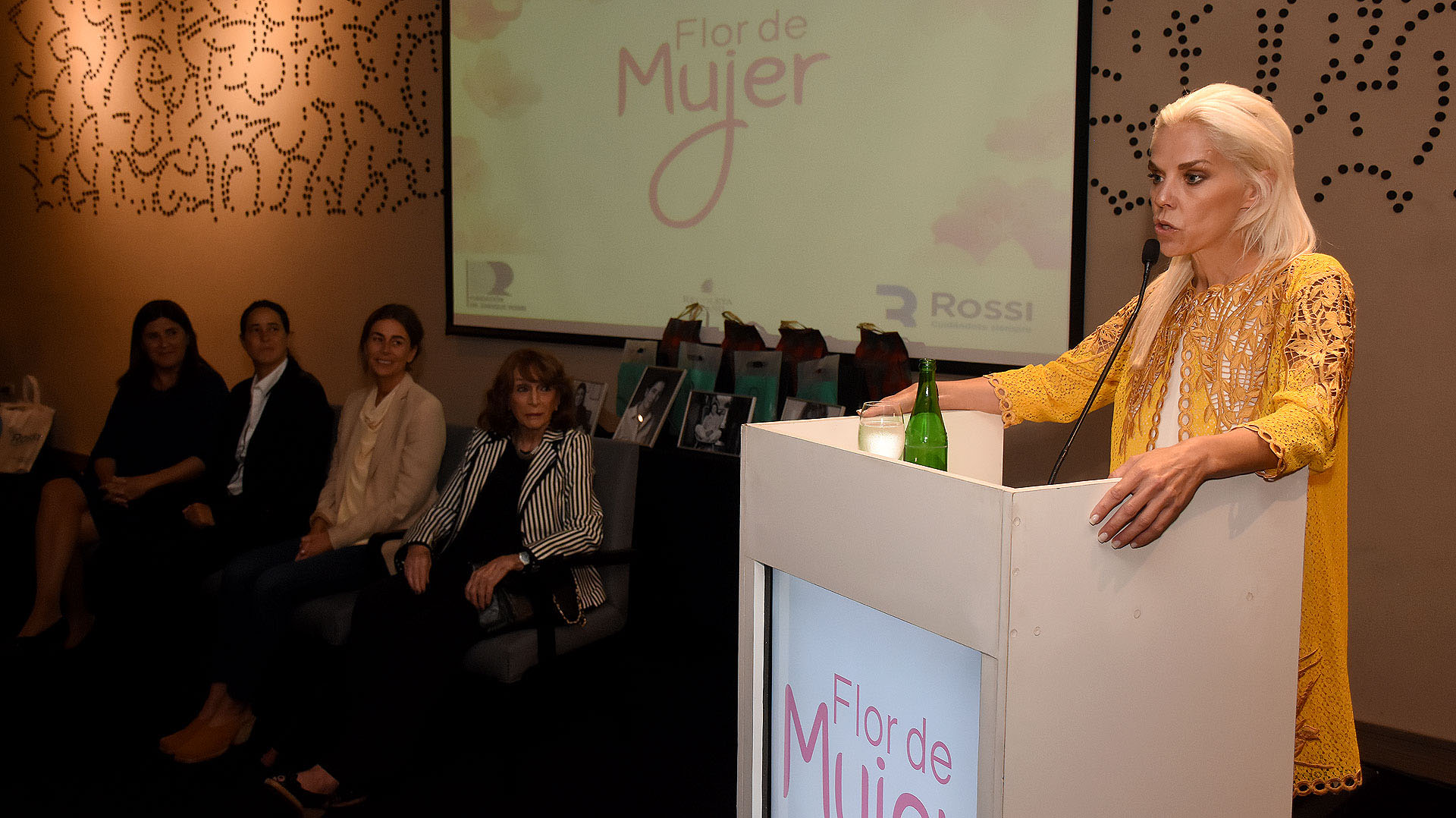 Agustina Rossi, directora de la Fundación Dr Enrique Rossi, fue la encargada de reconocer la labor de estas cuatro mujeres por su motivación solidaria