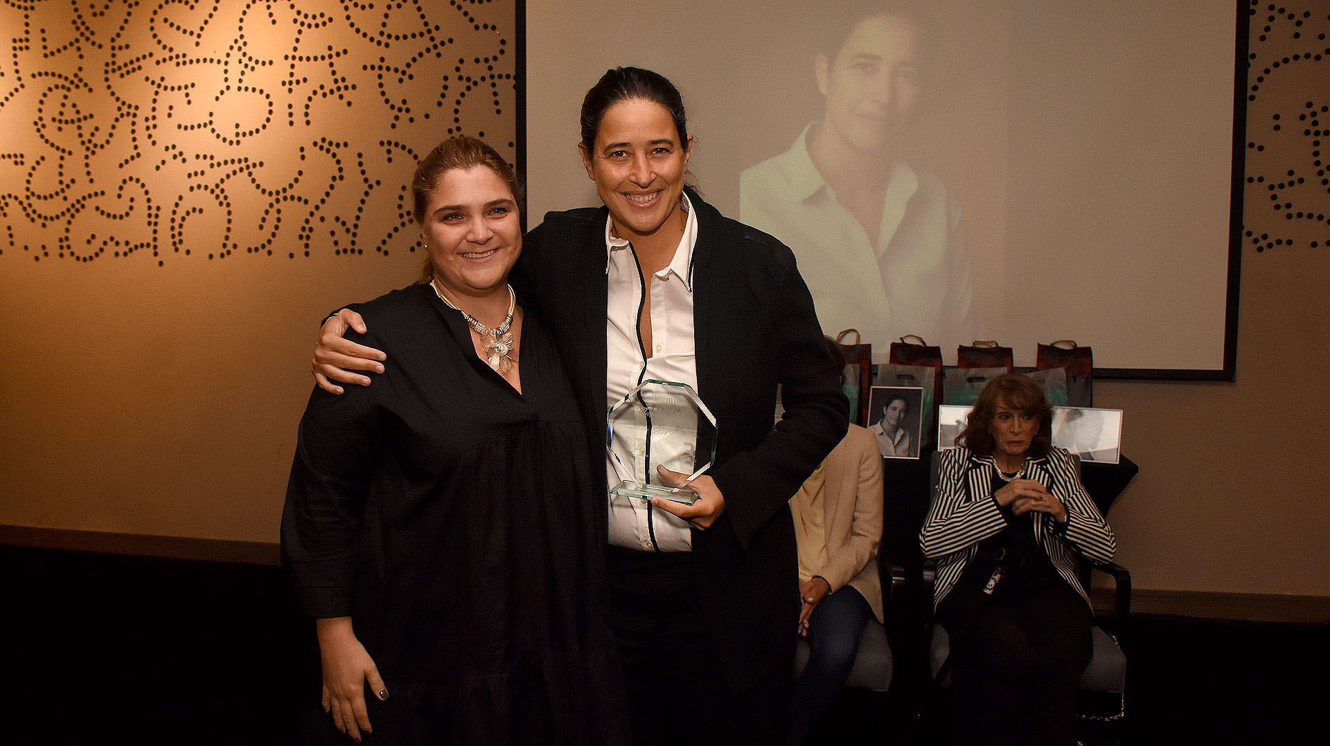 Marcela Noble Herrera la responsable de dar en mano el premio Flor de Mujer 2019 a Alexia Rattazzi