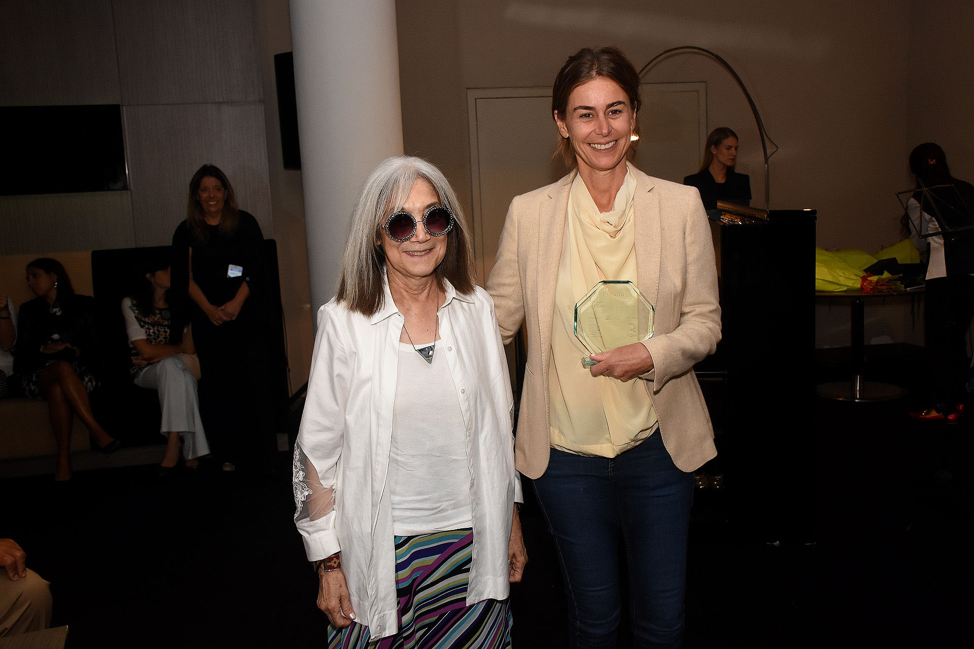 María Kodama -premio Flor de Mujer 2017- le entregó el galardón a Azul García Uriburu