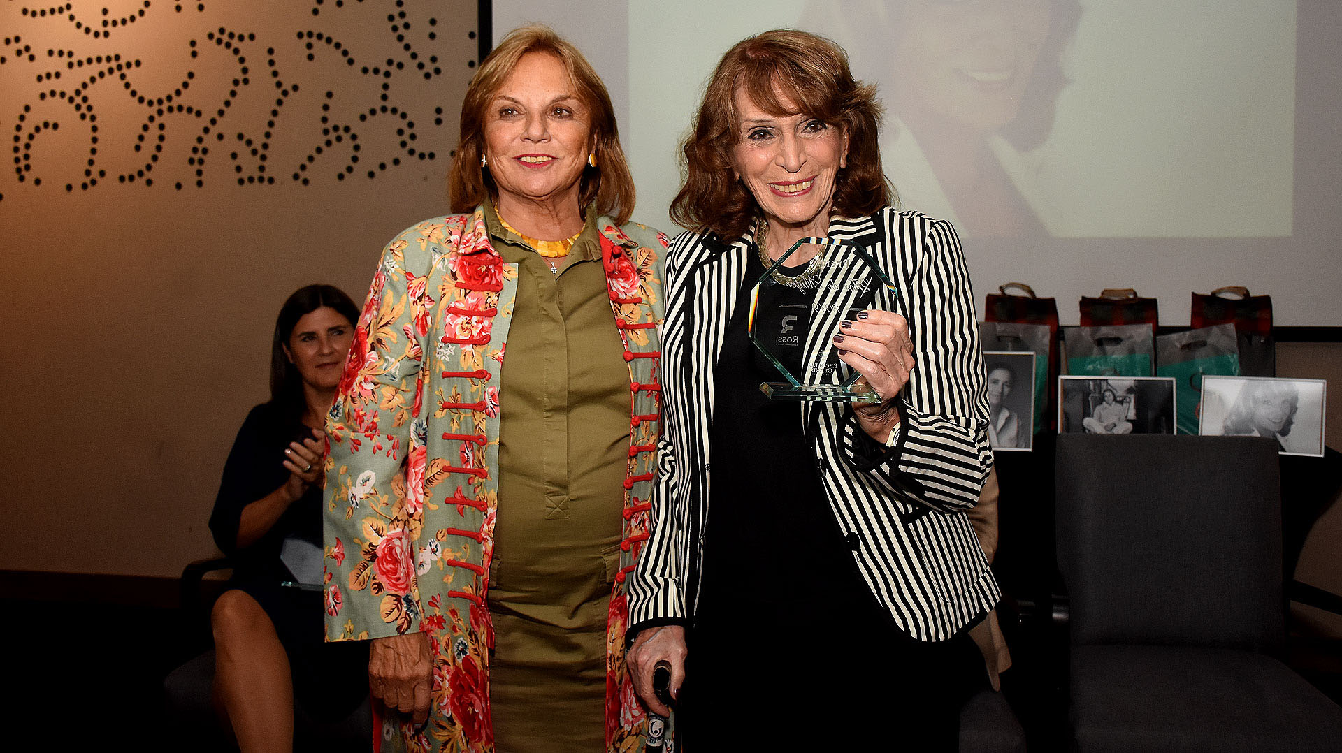 Eugenia Rossi fue la encargada de entregarle la distinción a Magdalena Ruiz Guiñazú