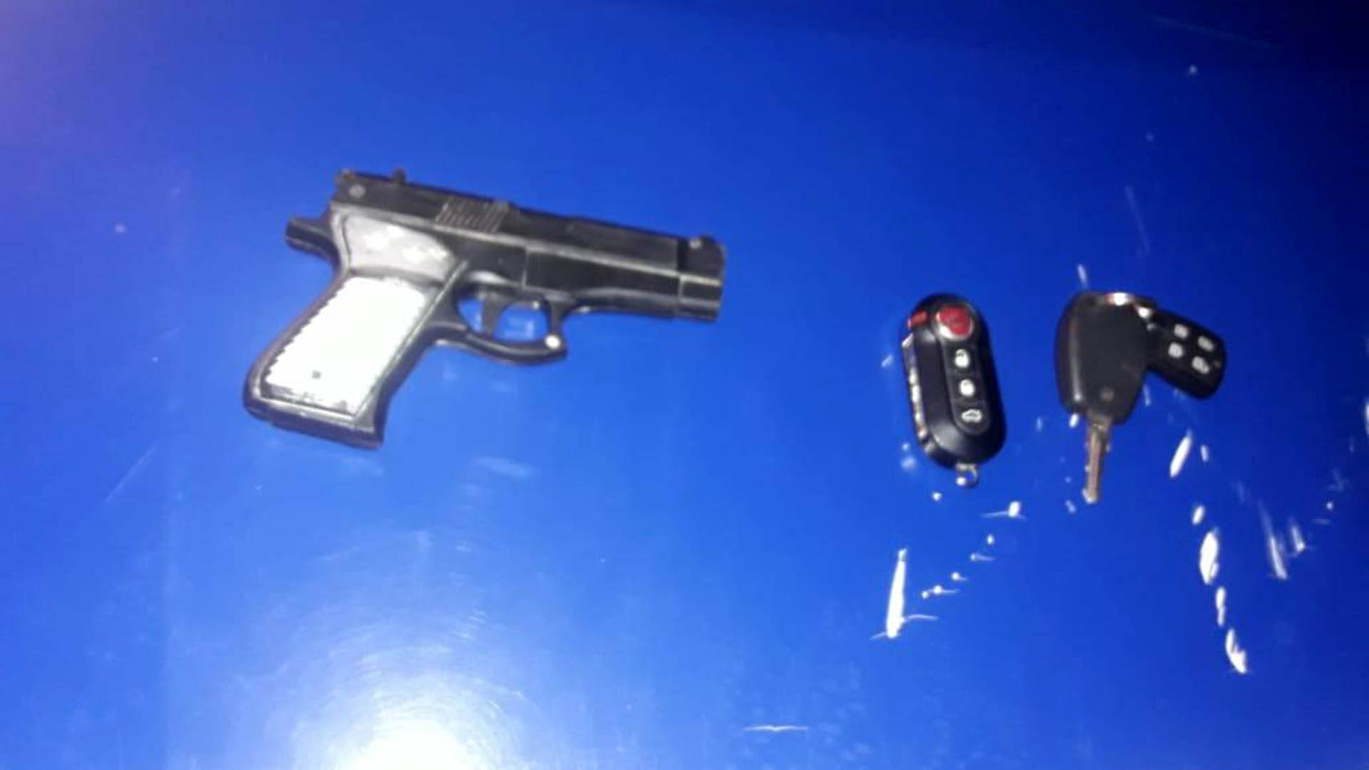 La banda tenía en su poder una réplica de un arma 9 mm y dos llaves de autos.