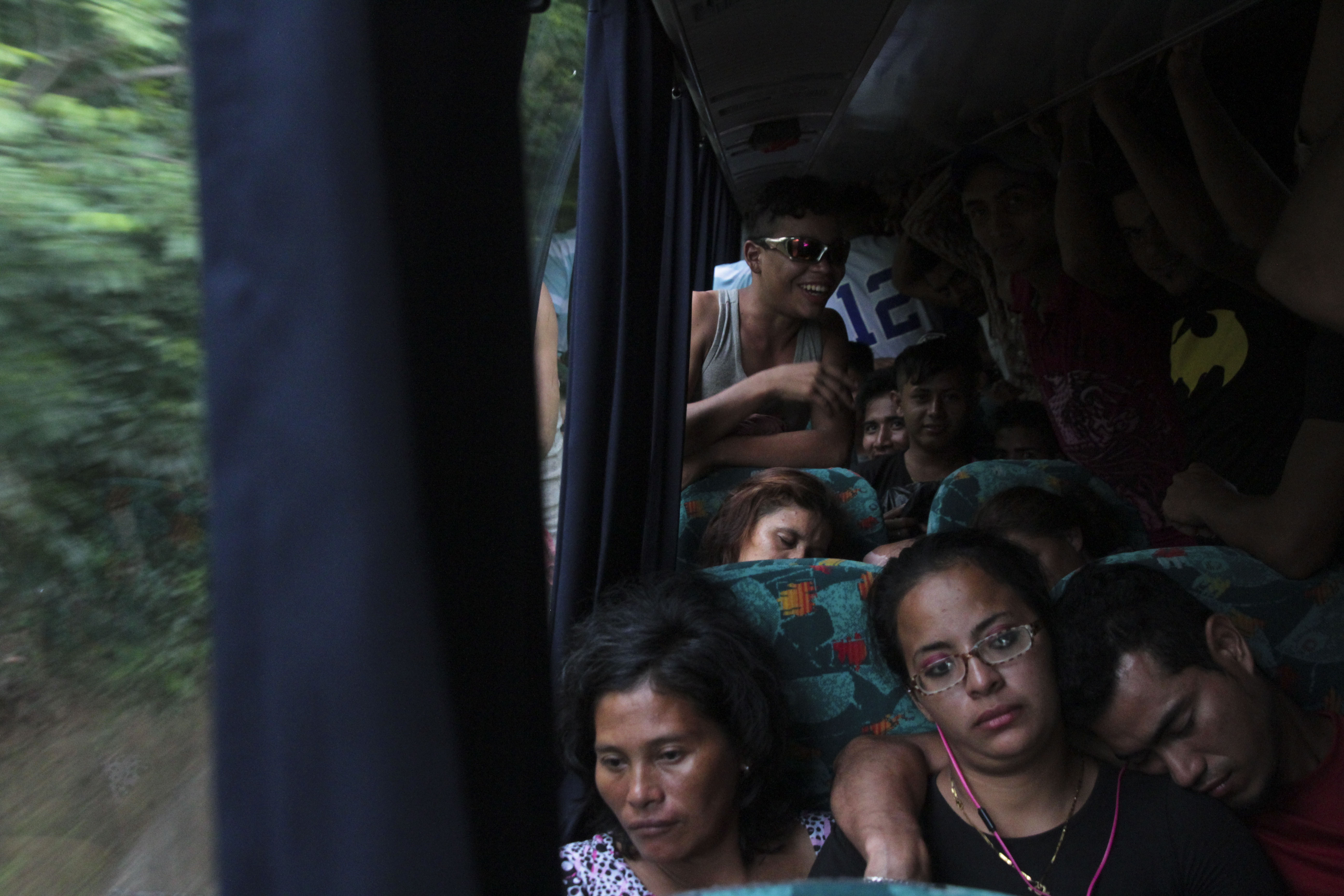 Caravana de migrantes en una carretera de México. (Foto: Cuartoscuro)