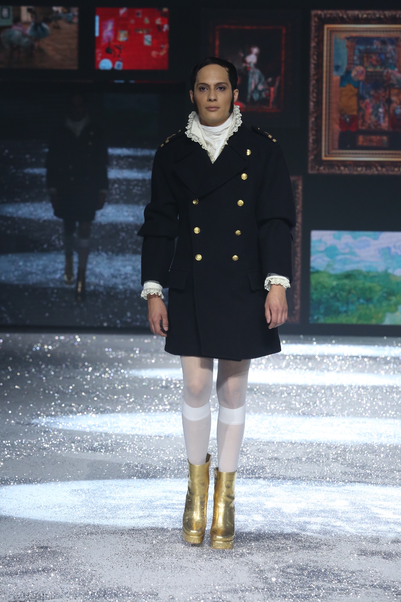 Edu en la pasarela. Un reconocida estilista de Cerini, modelo de Valdez por una noche.