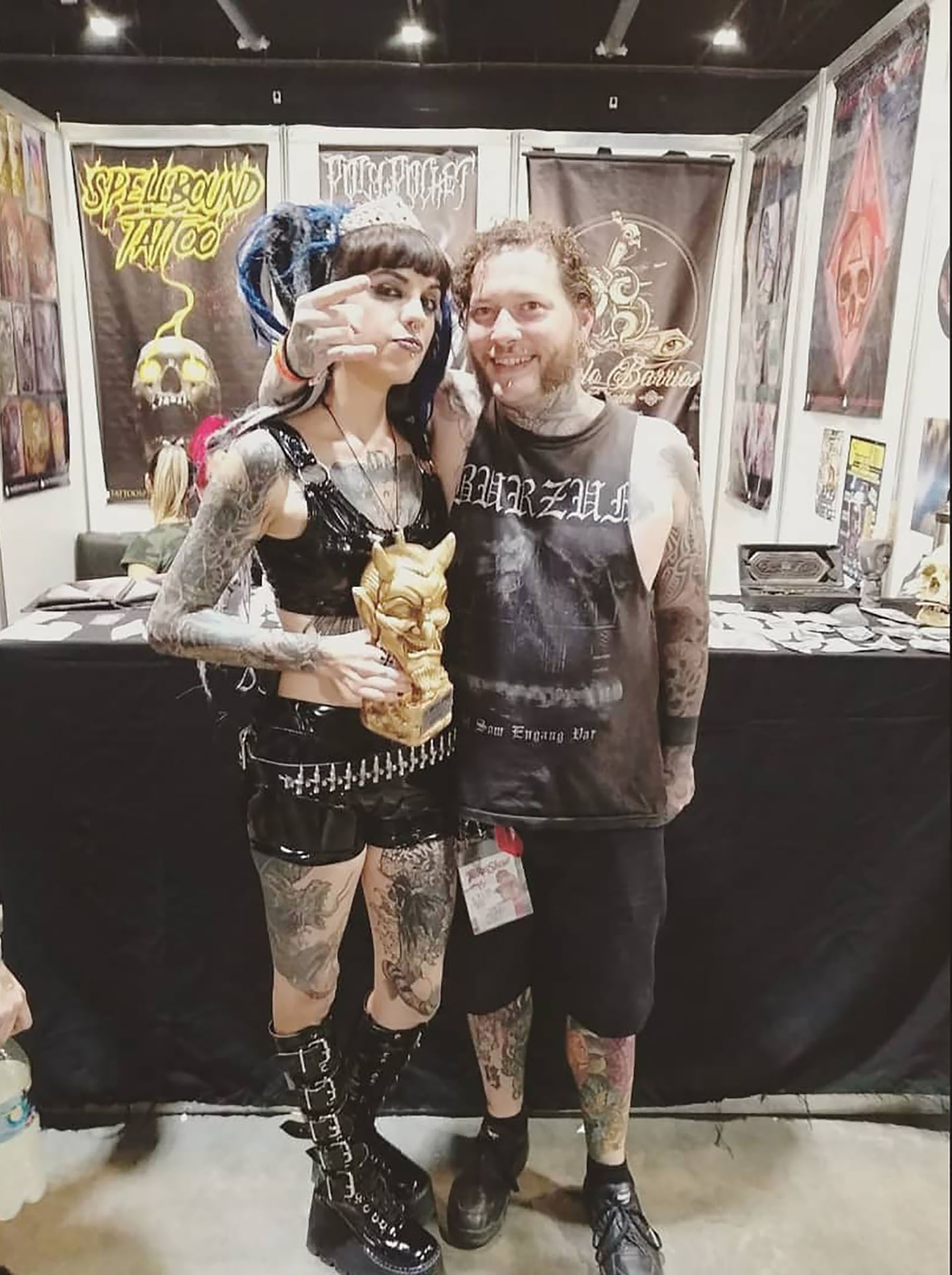 Mercedes posa junto a Martín, el artista que la tatúa. (@miss.kroenen)