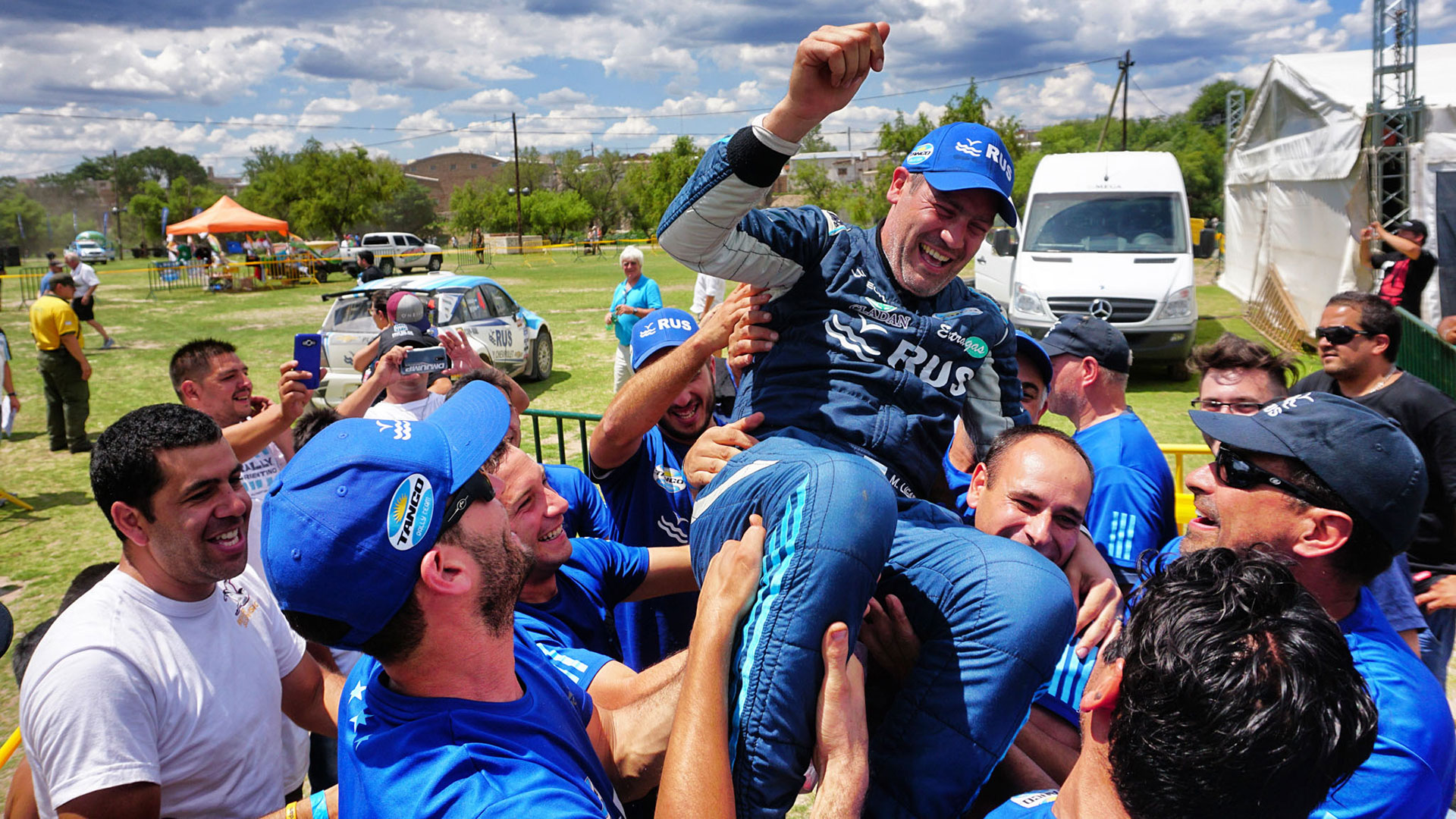 Todo el equipo festeja con Marcos Ligato, cuya carrera más importante la ganó fuera de pista. (Foto: Daniel Ramonell / Prensa Tango Rally Team)