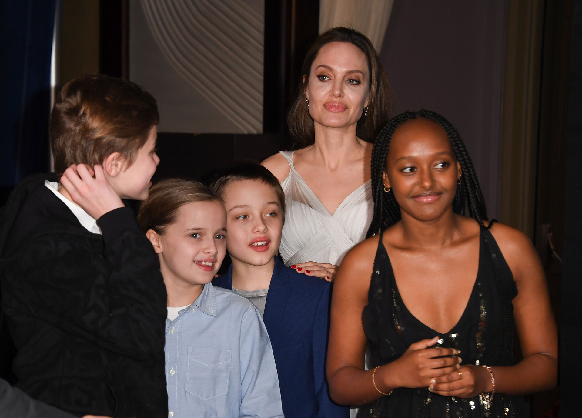 Angelina Jolie escoltada por cuatro de sus seis hijos