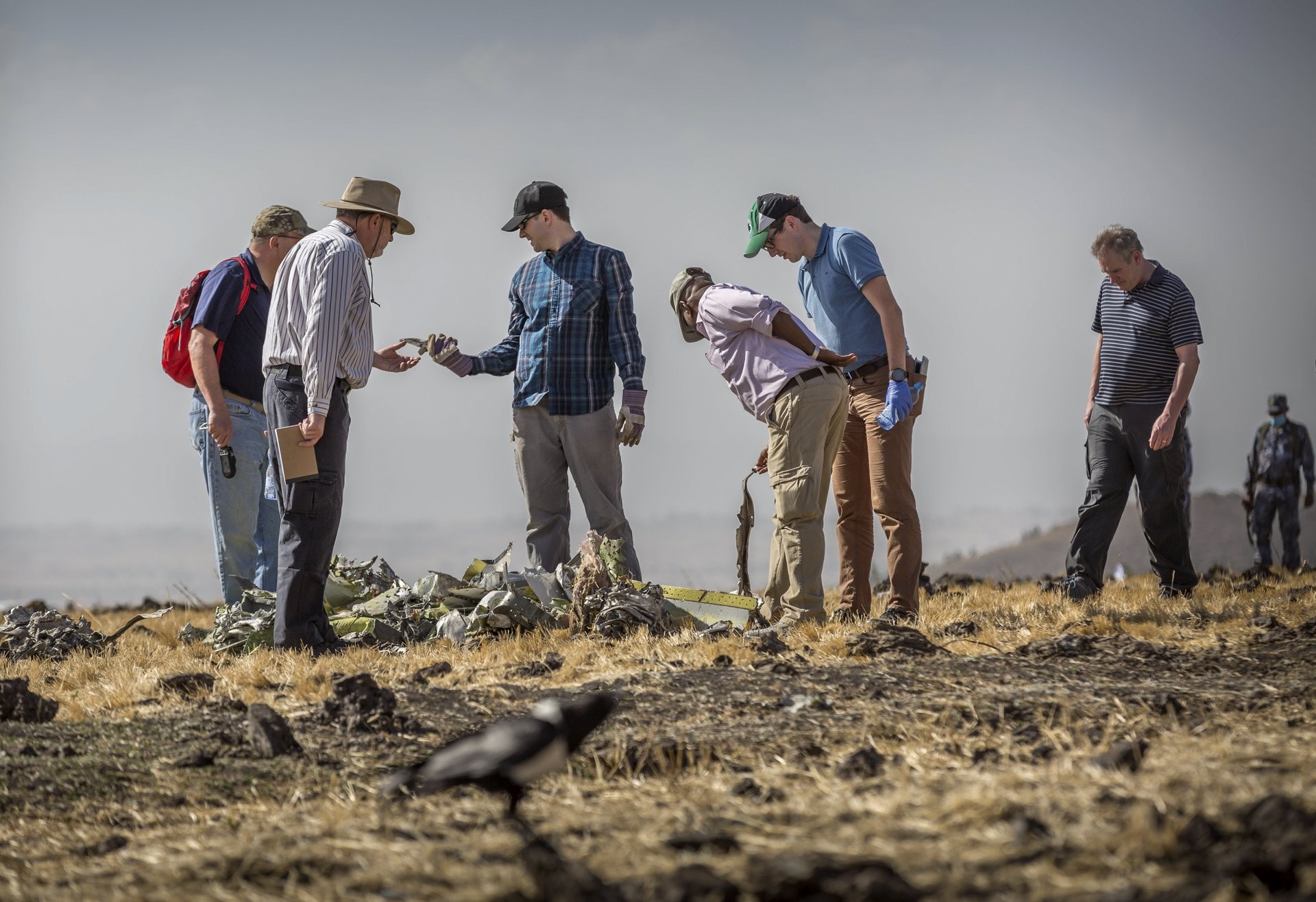 Investigadores examinan los restos en el lugar donde se estrelló el Boeing 737 Max 8 de Ethiopian Airlines (Foto: AP)
