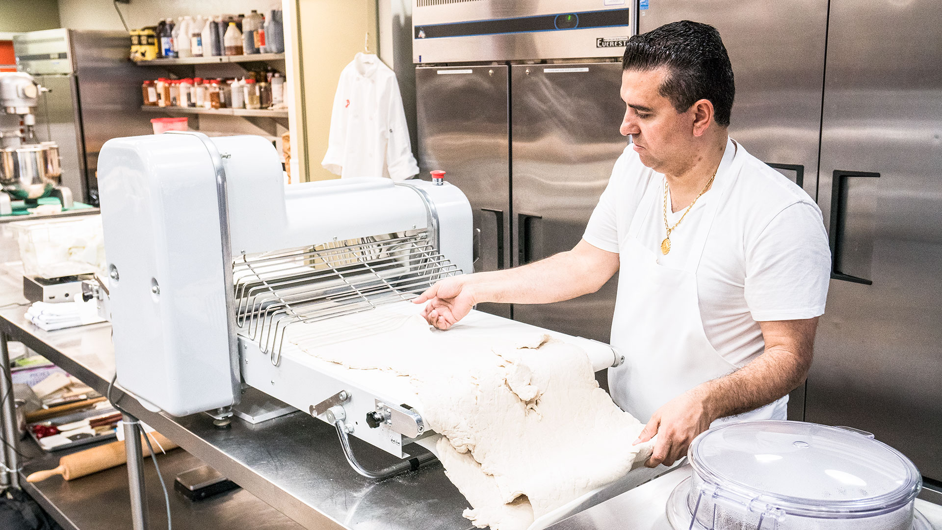 De ascendencia italiana, nació en el seno de una familia de pasteleros